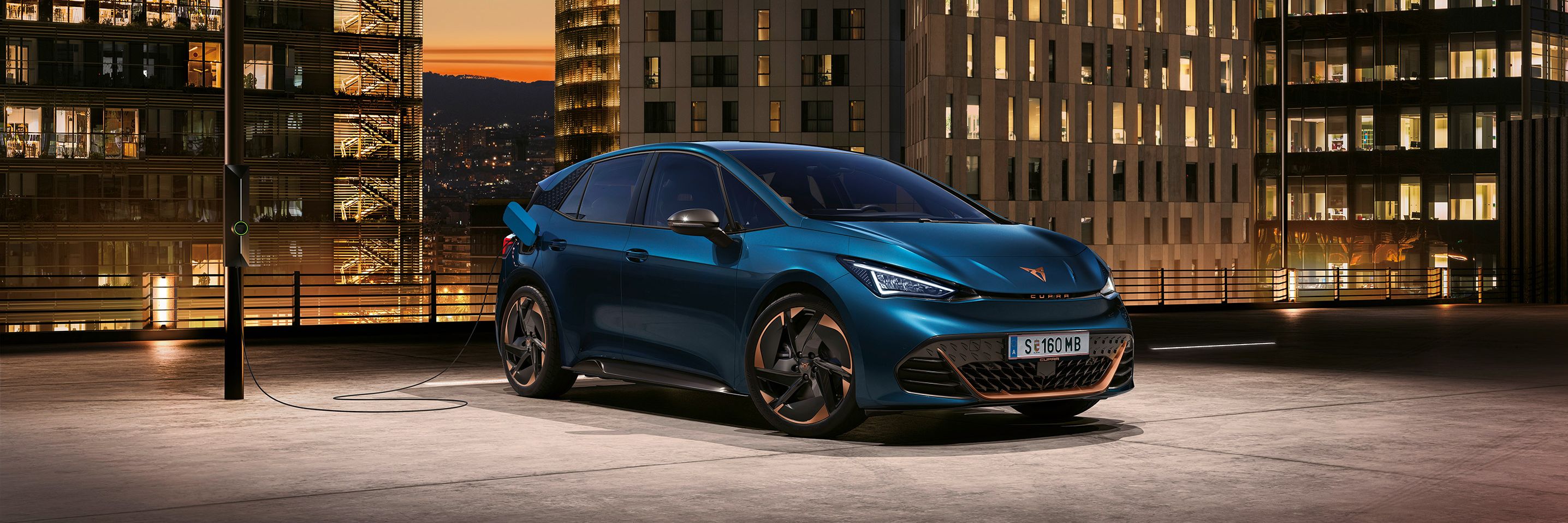 Ein CUPRA Born in blau beim Ladevorgang