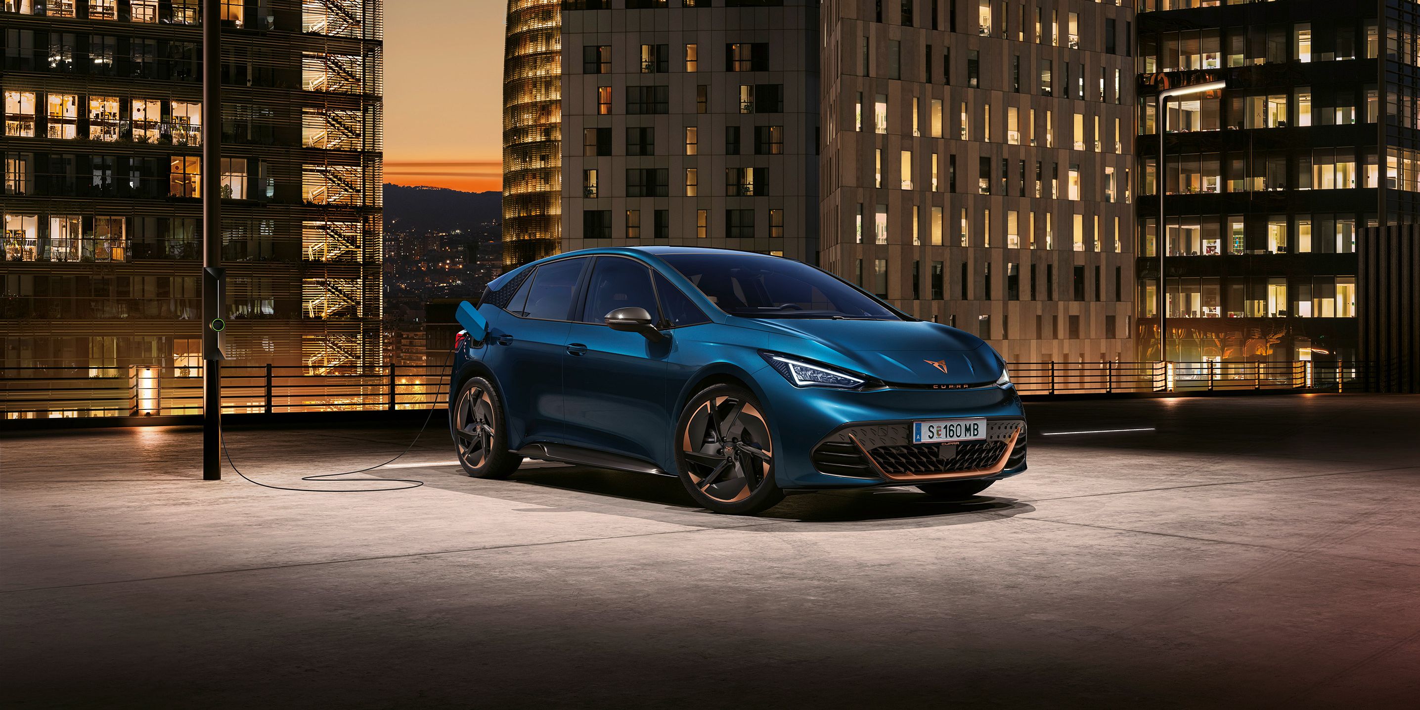 Ein CUPRA Born in blau beim Ladevorgang