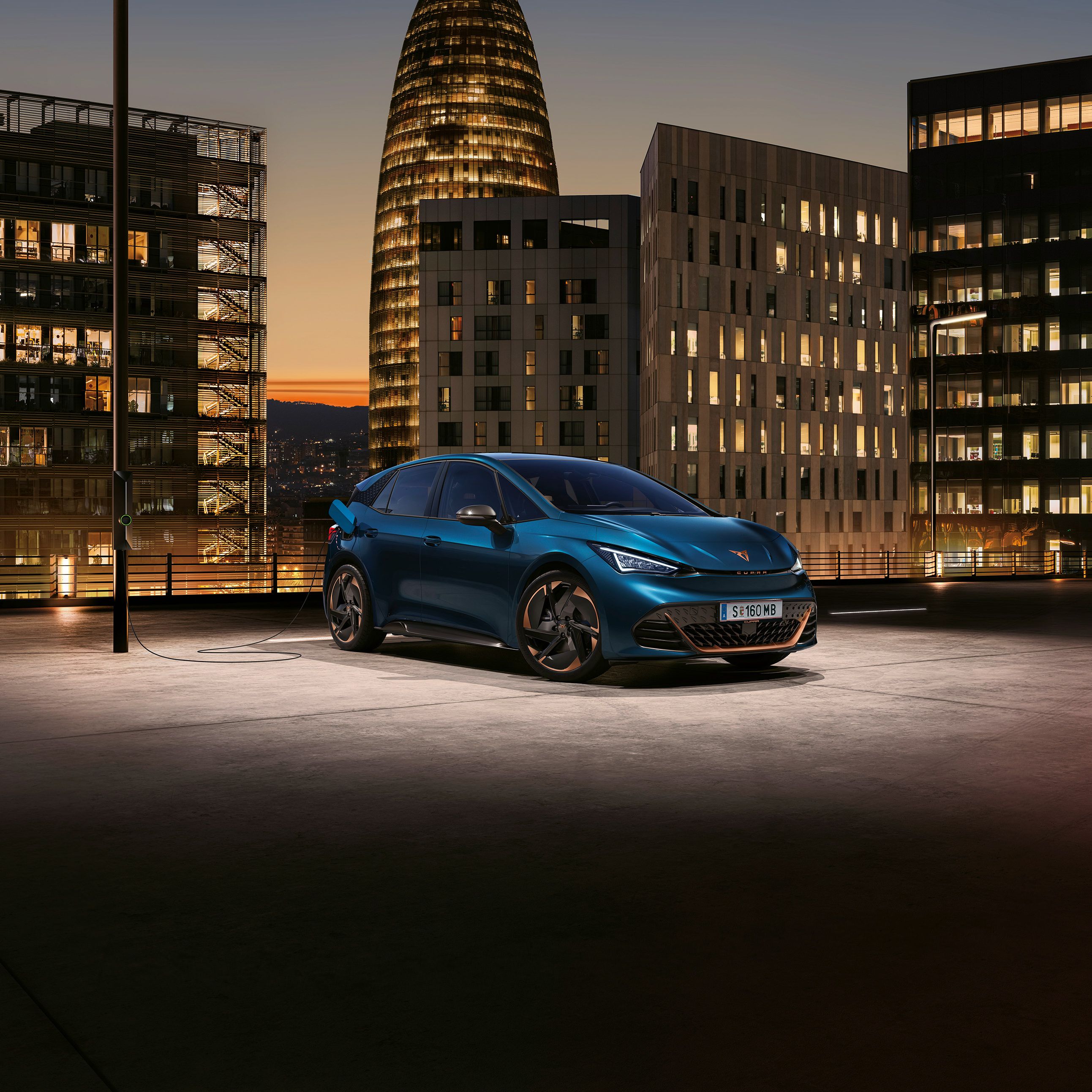 Ein CUPRA Born in blau beim Ladevorgang