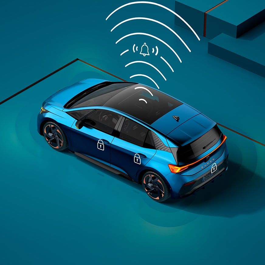 Modré auto s grafickou ikonou signálu a uzamknutia všetkých dverí. Auto parkuje na modrej ploche, s grafickou signalizáciou nad strechou. Plagát ilustruje technologický koncept bezpečnosti vozidla.