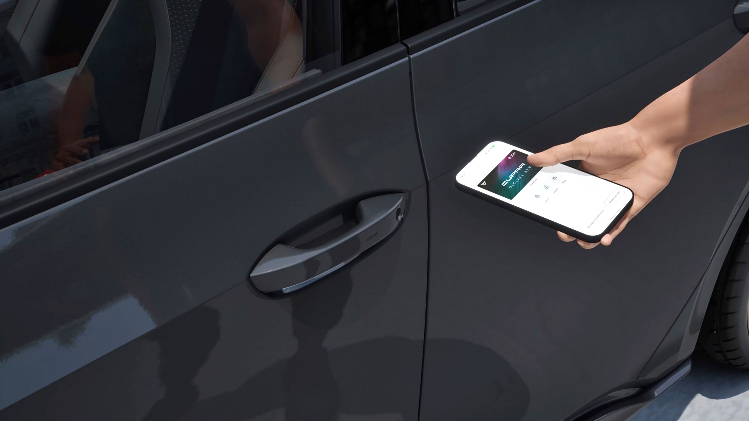 Záber zblízka na dvere modelu CUPRA Born VZ v sivom odtieni Timanfaya , ktorý zdôrazňuje jednu z nových funkcií balíka EDGE: digitálny kľúč, ktorý je možné používať prostredníctvom smartfónu.