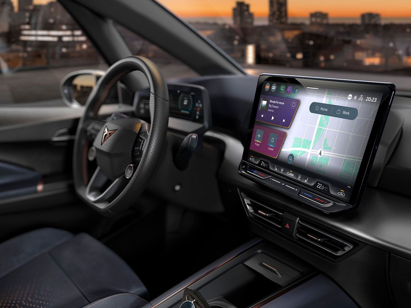 Interiér moderného auta so zameraním na palubnú dosku s veľkým dotykovým displejom. Autosedadlá sú čalúnené tmavo modrou látkou. V pozadí je panoráma mesta pri západe slnka.