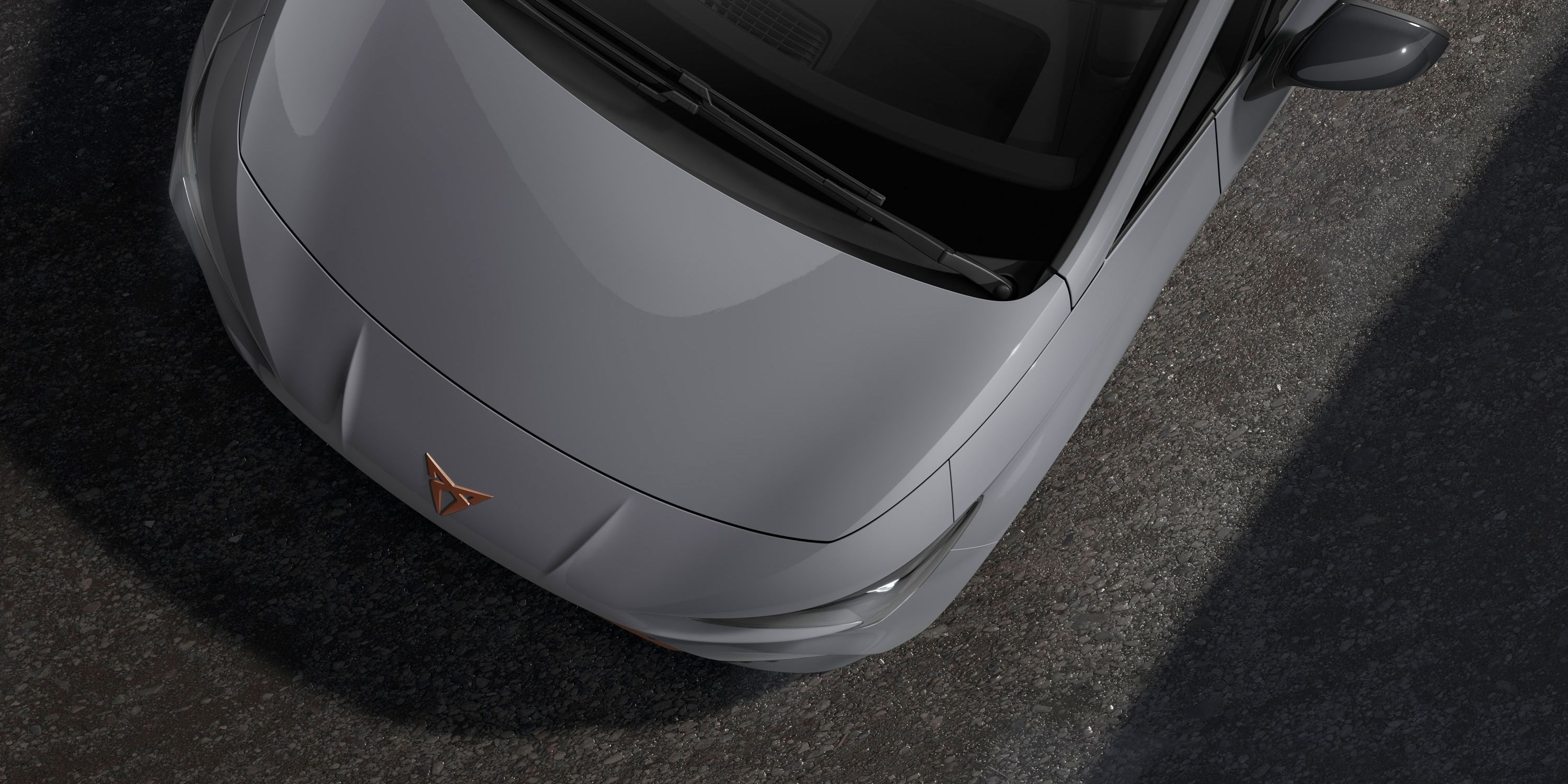 Detailný pohľad na model CUPRA Born v sivom odtieni mesačného kameňa.