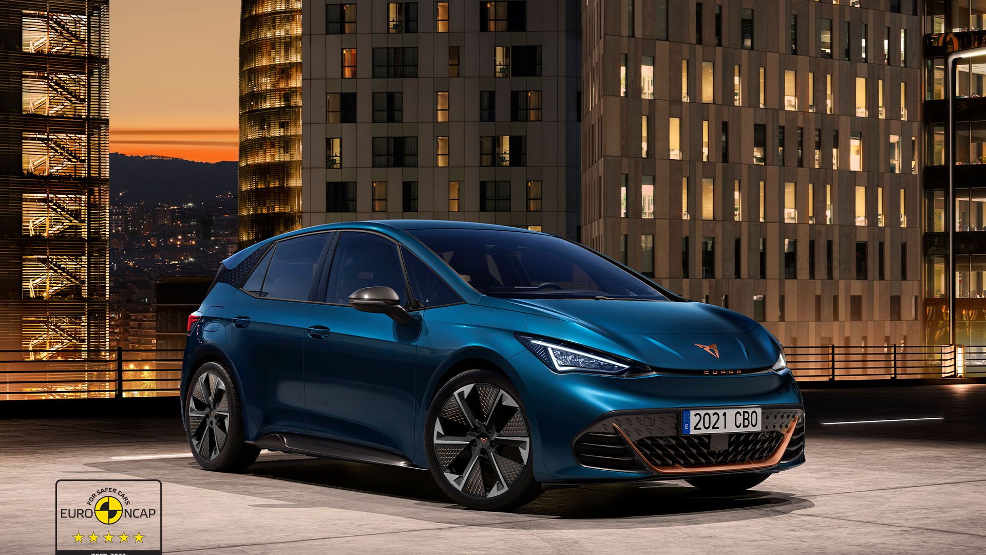 CUPRA Born v modrom lakovaní Aurora s diskami Thunderstorm na parkovisku na streche v meste.