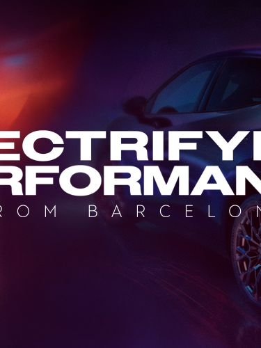 Reklamný vizuál s textom „Electrifying Performance from Barcelona“ zobrazuje vľavo detail jazdca v bielej pretekárskej prilbe v neónovom osvetlení. Vpravo je zadná časť športového auta Cupra s výraznými červenými LED svetlami v nočnej, futuristickej atmosfére. Celý obraz pôsobí dynamicky a zdôrazňuje rýchlosť a výkon.