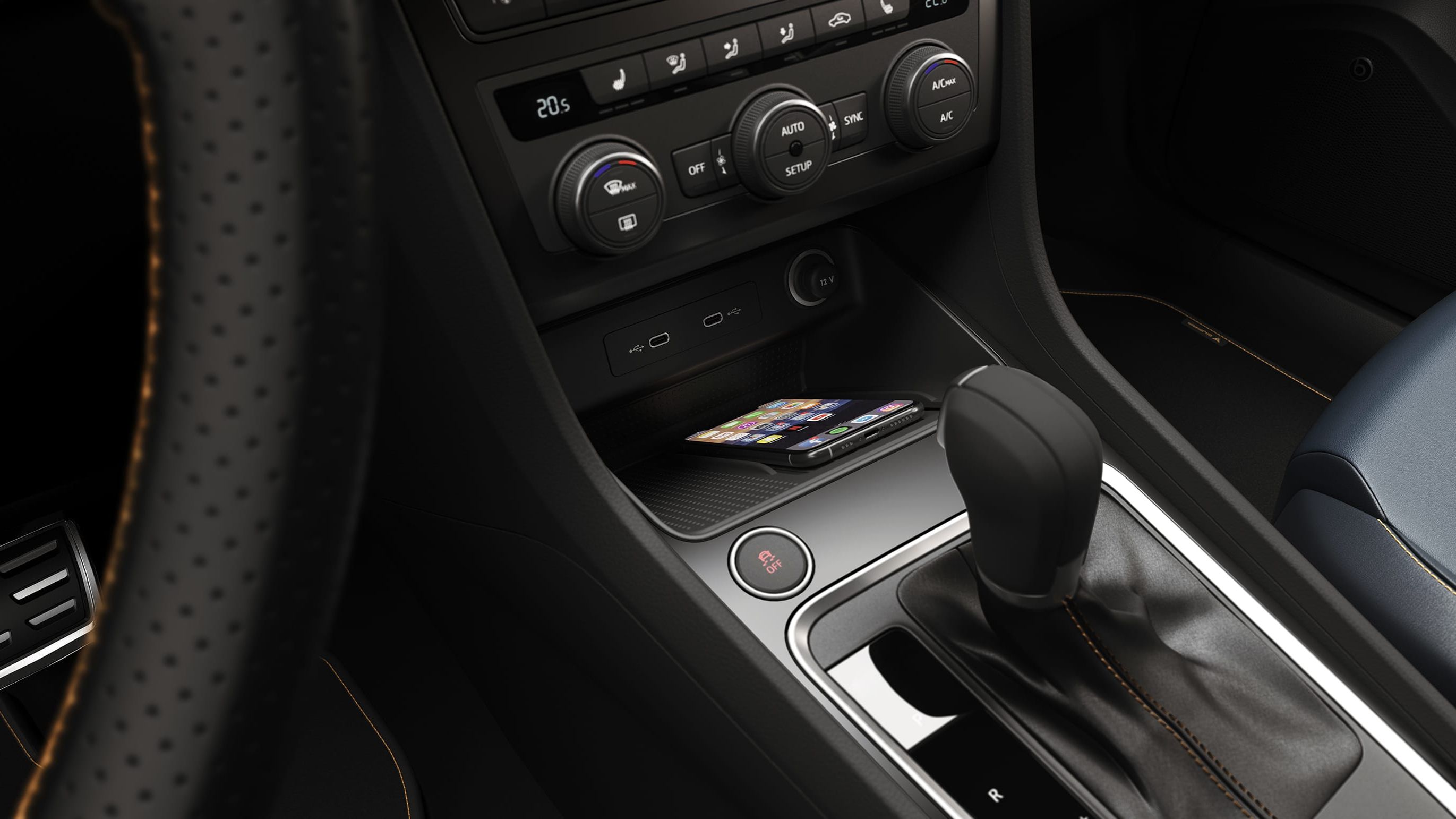 Pohľad na stredovú konzolu s priehradkou na indukčné nabíjanie.