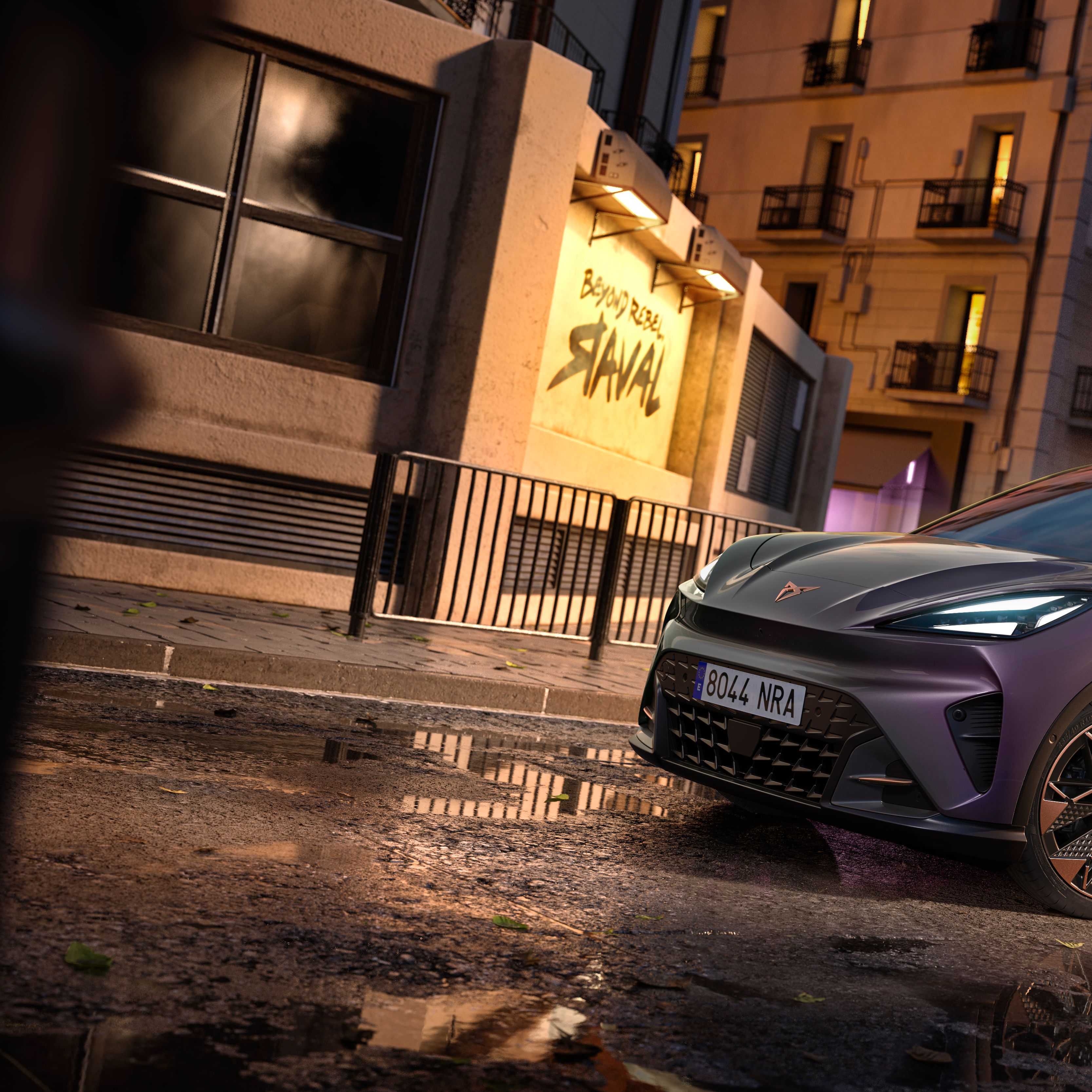 CUPRA Raval VZ v prevedení Plasma stojí na ulici v mestskom prostredí.