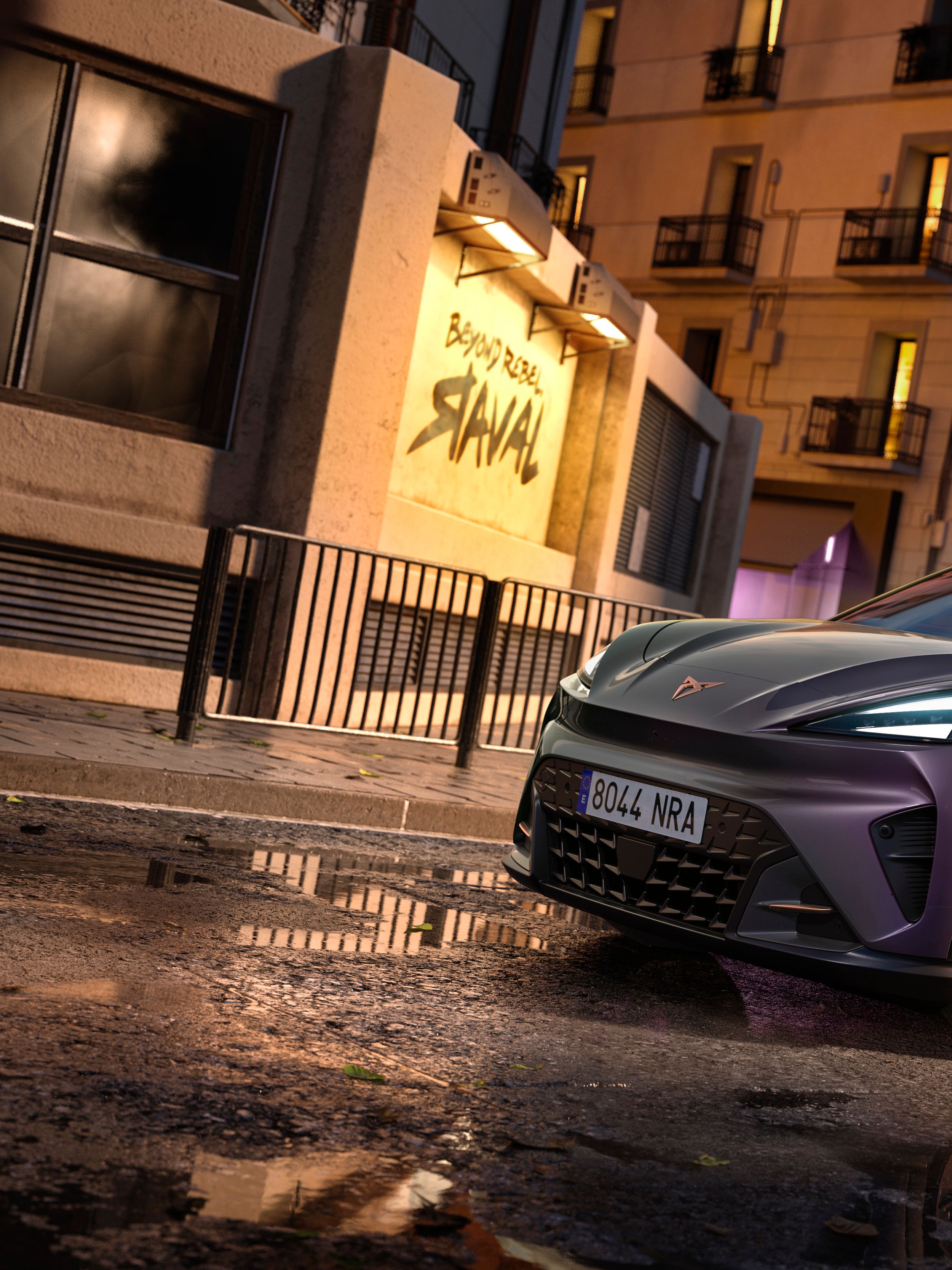 CUPRA Raval VZ v prevedení Plasma stojí na ulici v mestskom prostredí.