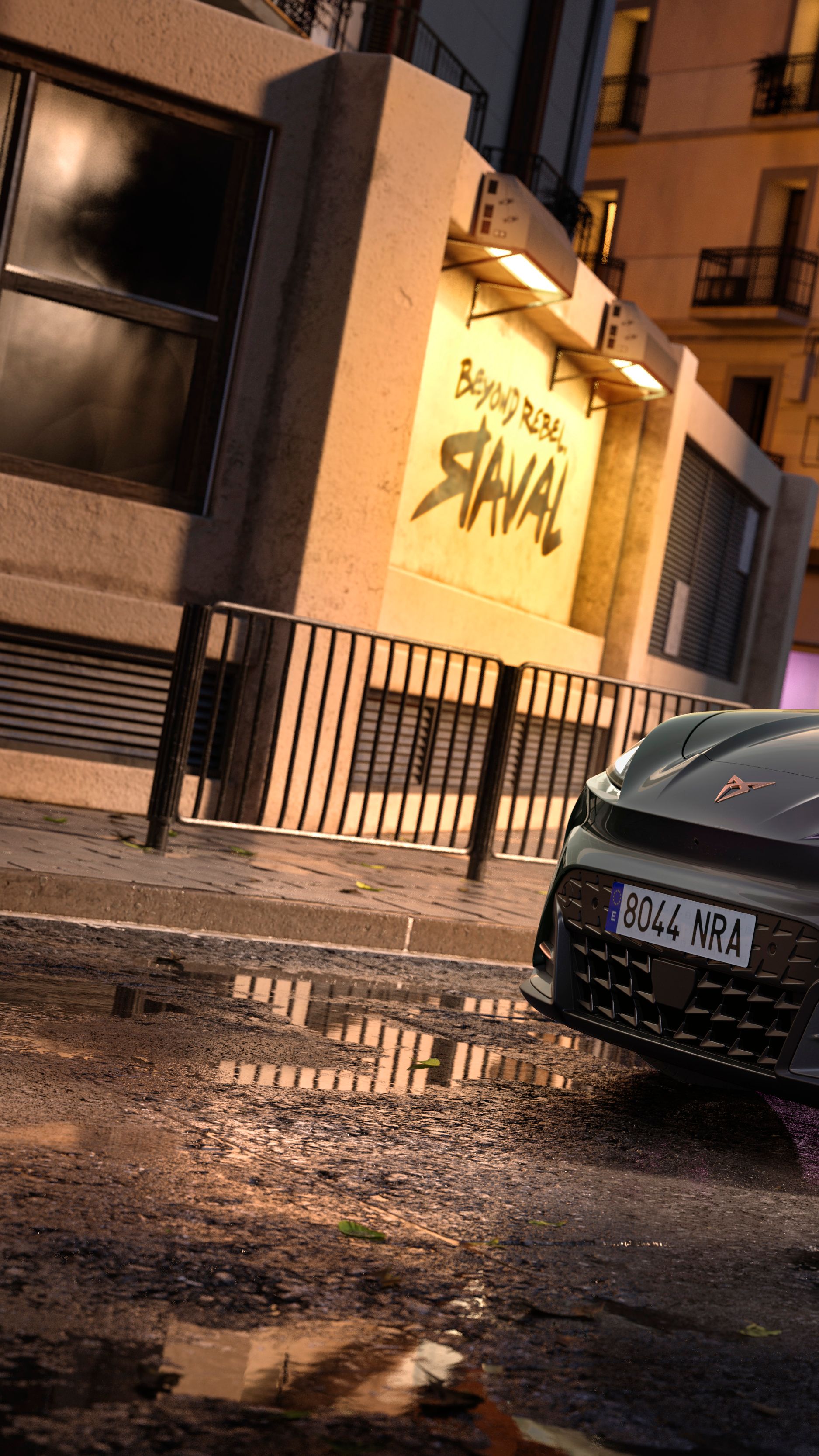 CUPRA Raval VZ v prevedení Plasma stojí na ulici v mestskom prostredí.