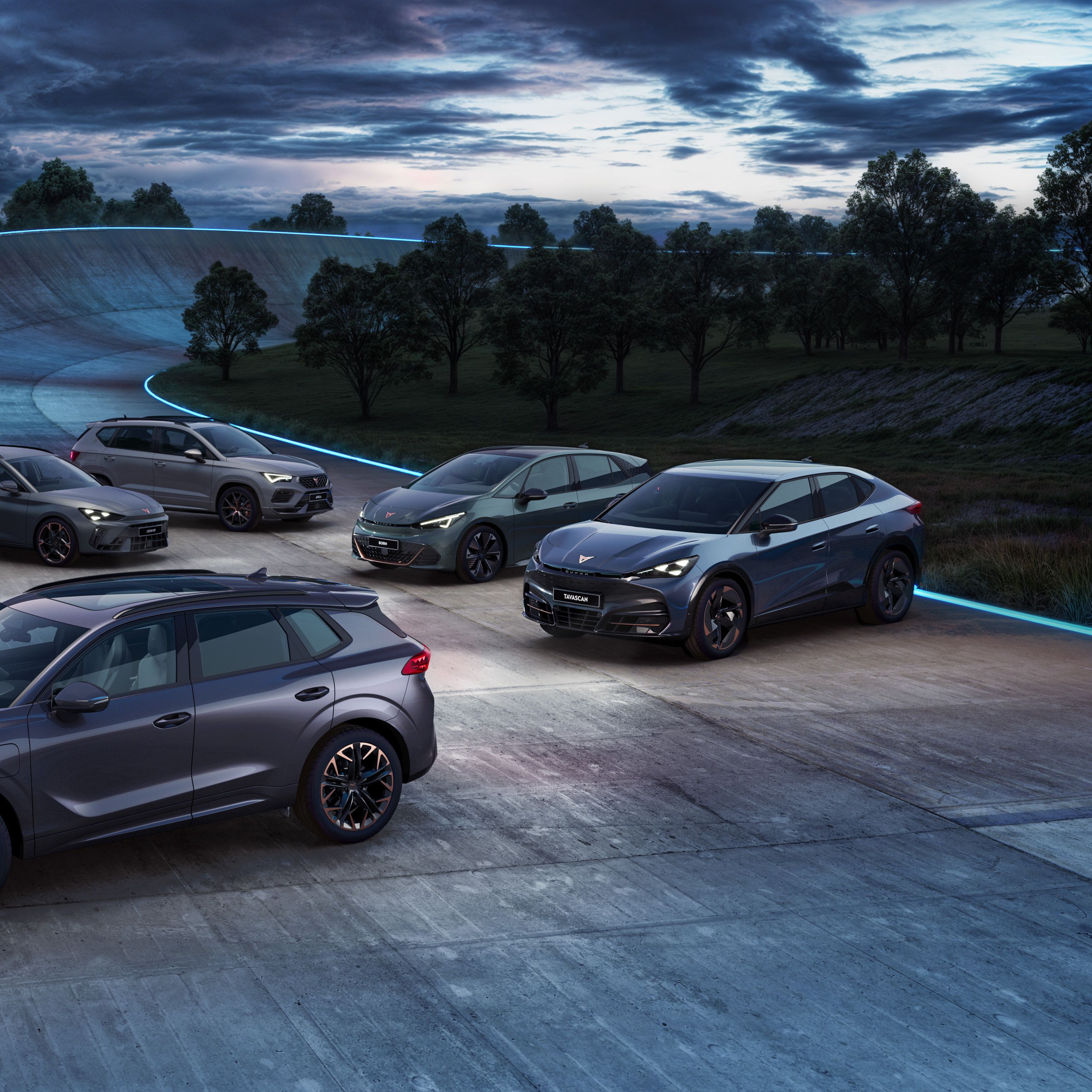 Pohľad na sedem športových vozidiel CUPRA , postavených na závodnej dráhe počas súmraku. Auta majú šedú farbu a sú to rôzne modely. Okolie je lemované stromami a osvetlené modrými svetlami.