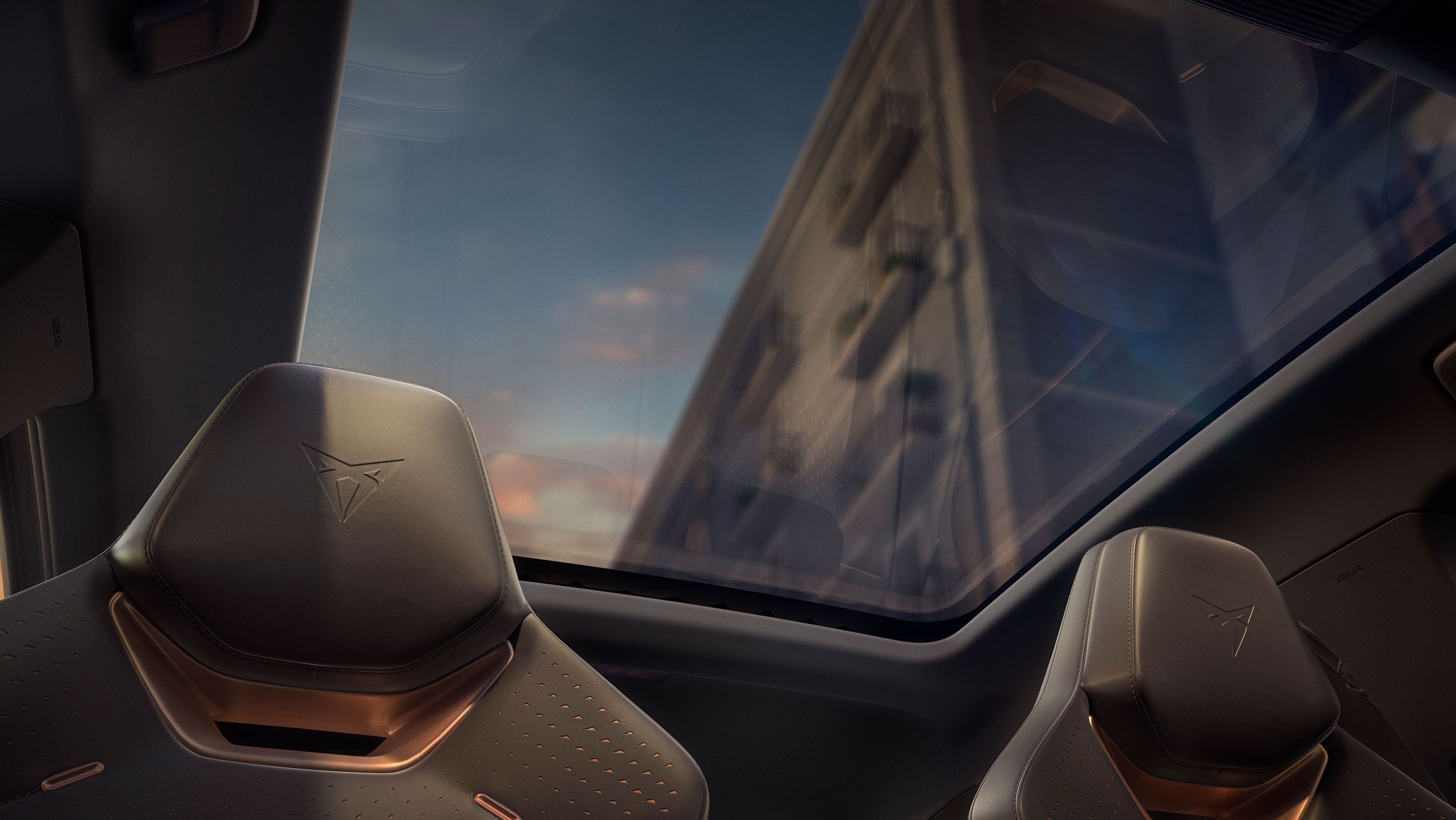 Detailný pohľad na panoramatickú sklenenú strechu v modeli CUPRA Raval.