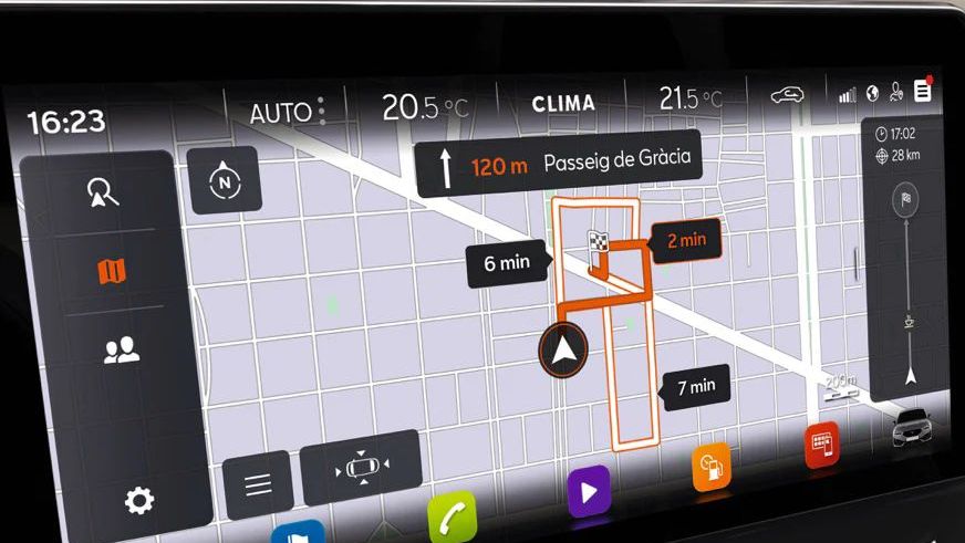 Detail na displej systému infotainment zobrazujúci mapu navigácie, teplotu a stav batérie. Súčasťou je aj niekoľko ikon pre prístup k rôznym aplikáciám.