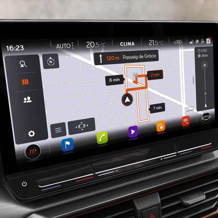 Detail na displej systému infotainment zobrazujúci mapu navigácie, teplotu a stav batérie. Súčasťou je aj niekoľko ikon pre prístup k rôznym aplikáciám.