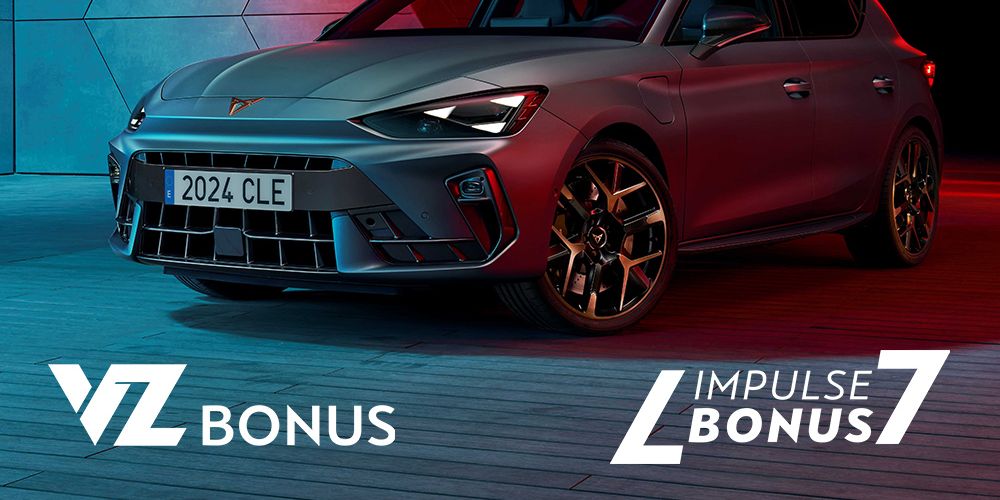 Športový CUPRA Leon stojí v modernom prostredí s farebným osvetlením. Na obraze sa nachádza text propagujúci bonusy VZ a Impulse. Automobil má matný sivý lak a štýlové zlaté kolesá.
