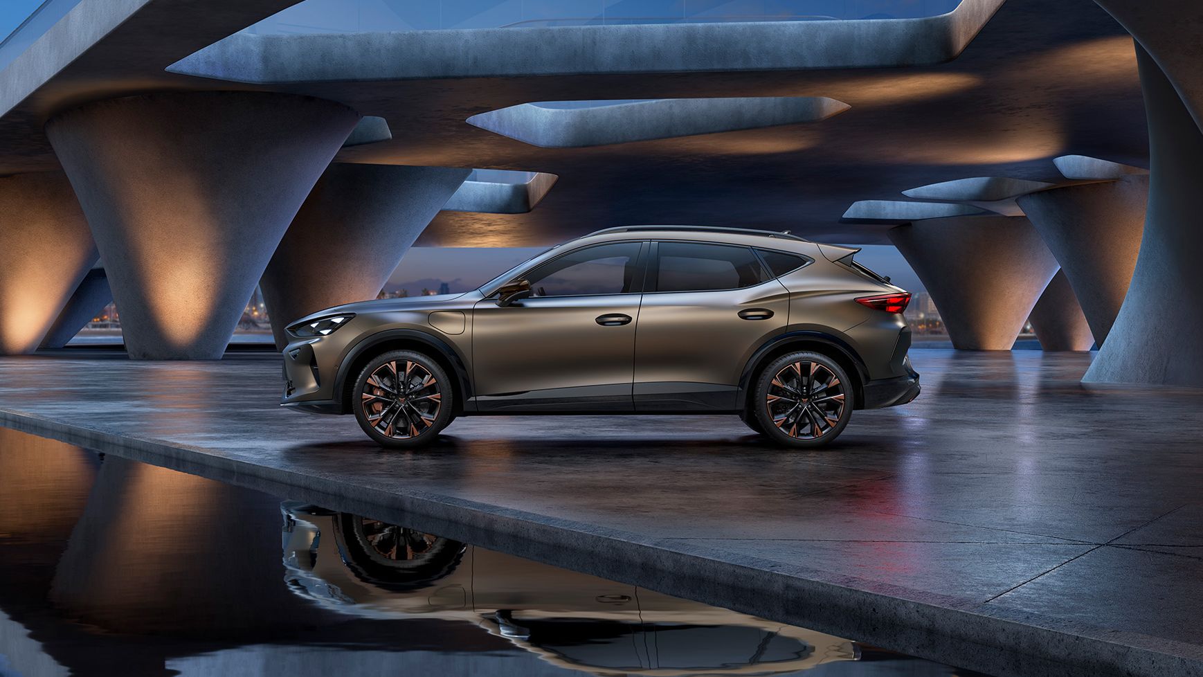 Moderné SUV zaparkované na betónovej ploche s odrazom v blízkej vodnej hladine. Pozadie tvorí futuristická stavba s oblúkmi a osvetlením. Celkovo luxusná a štýlová atmosféra.