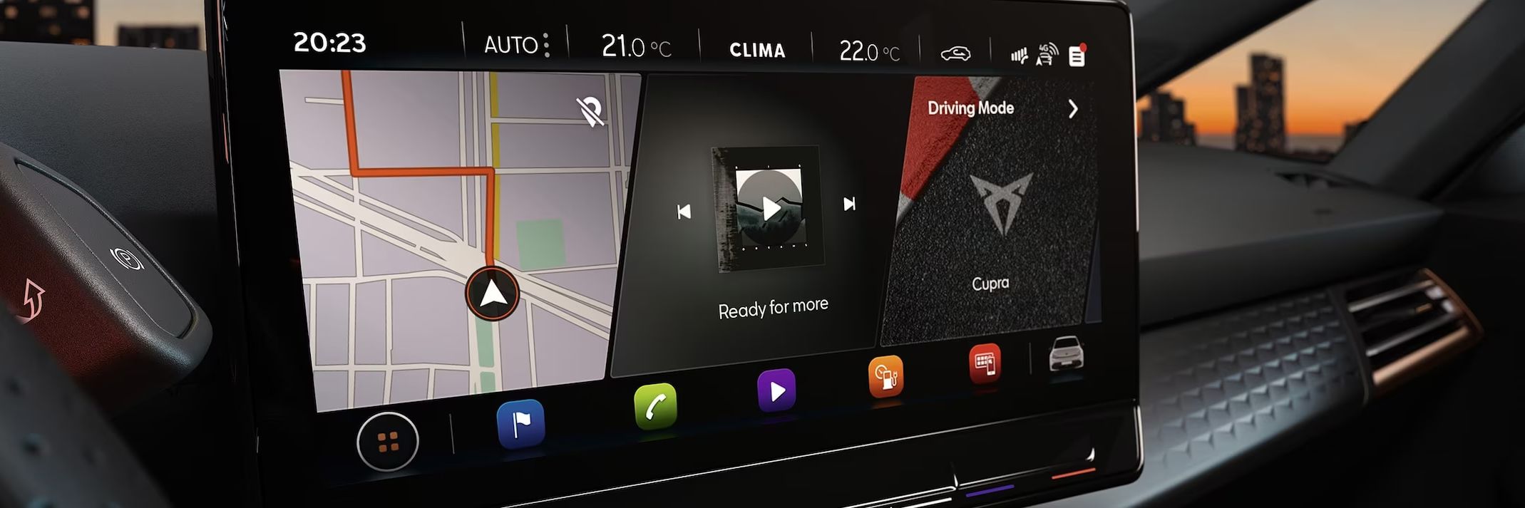 Dotykový displej vozidla zobrazuje navigáciu, prehrávanie hudby a rôzne ovládacie ikony. Na displeji je viditeľné rozhranie s mapou, ikonami na prepínanie skladieb a klimatizáciu.