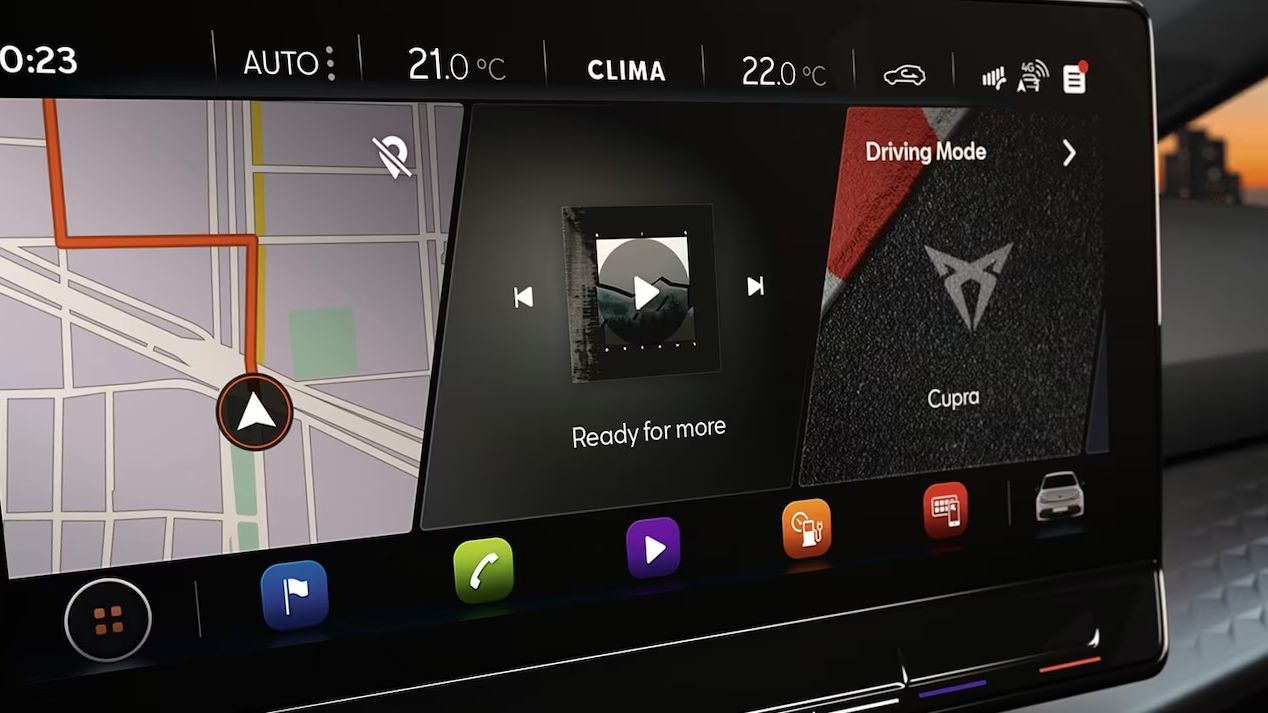 Dotykový displej vozidla zobrazuje navigáciu, prehrávanie hudby a rôzne ovládacie ikony. Na displeji je viditeľné rozhranie s mapou, ikonami na prepínanie skladieb a klimatizáciu.