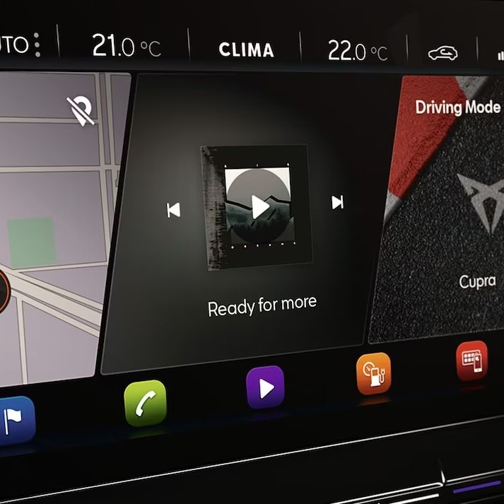 Dotykový displej vozidla zobrazuje navigáciu, prehrávanie hudby a rôzne ovládacie ikony. Na displeji je viditeľné rozhranie s mapou, ikonami na prepínanie skladieb a klimatizáciu.