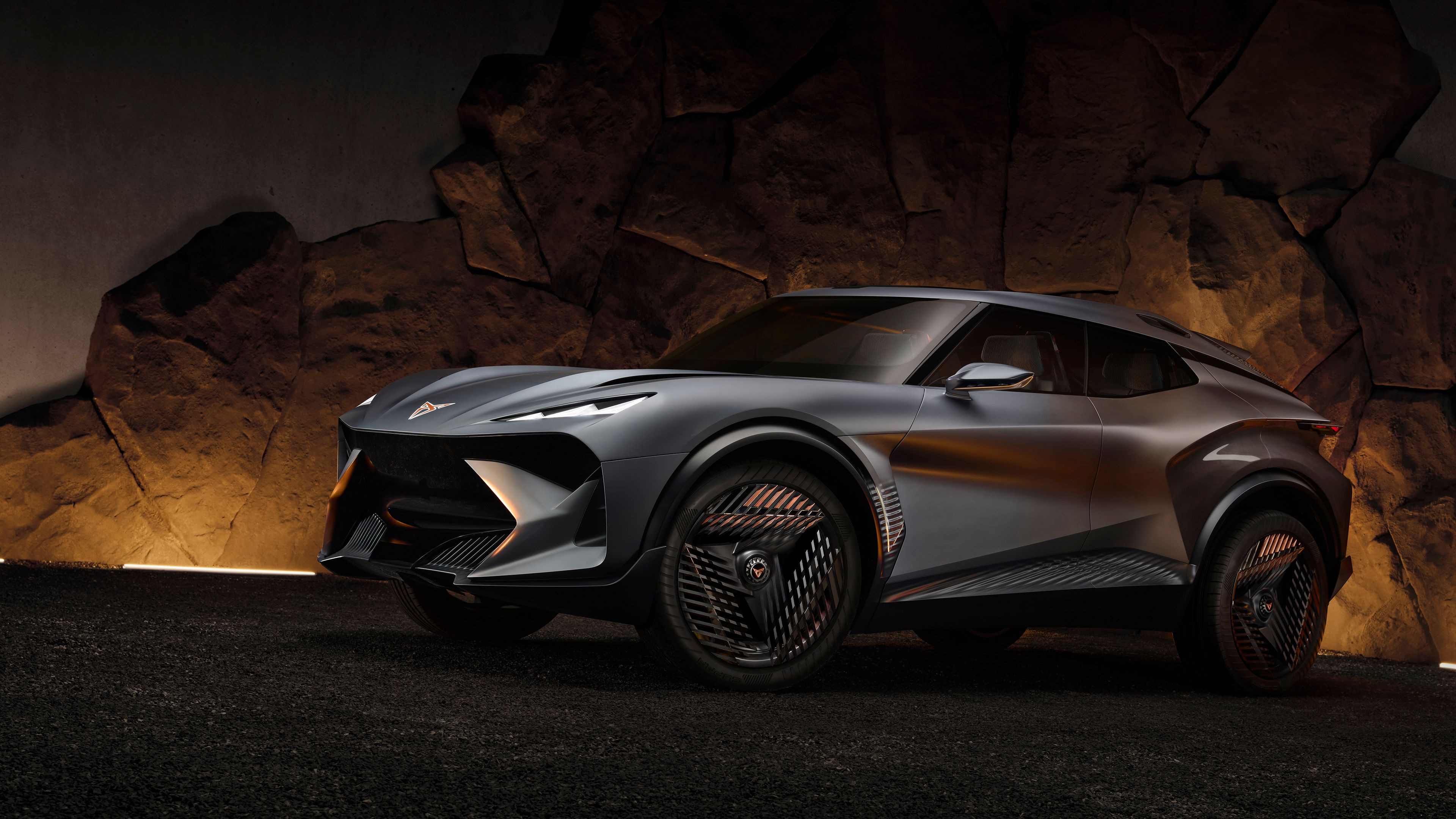 Futuristické, športové SUV CUPRA Tindaya stojí na prašnej ceste uprostred vyprahnutej krajiny.