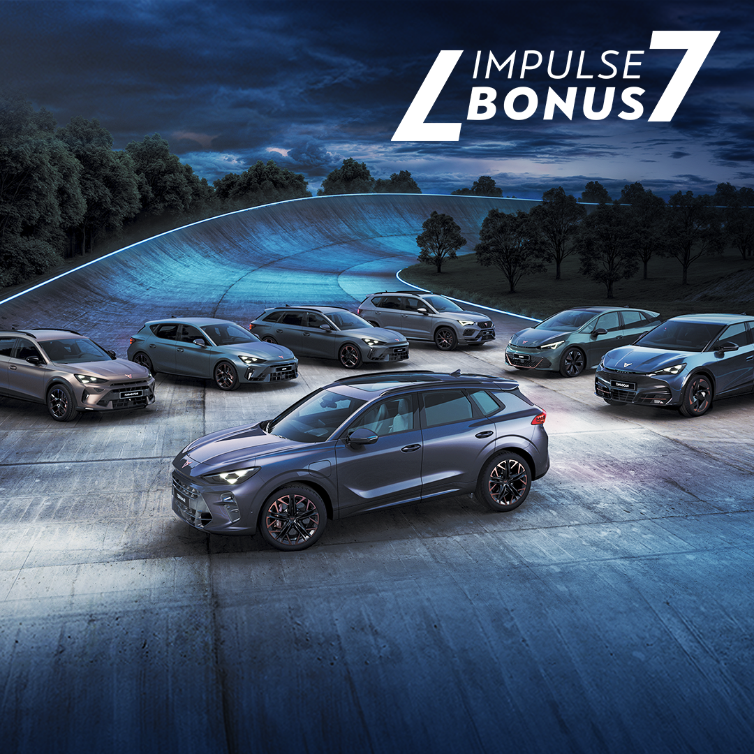 Všetky CUPRA modely zaparkované na pretekárskej dráhe neskoro večer pri zamračenej oblohe a okolo dráhy stoja stromy.