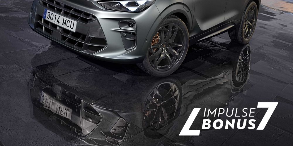 Automobil Cupra Formentor stojí na mokrej dlažbe pri rozbúrenom mori. Na prednej časti automobilu je videná poznávacia značka 3014 MCU. V pravom dolnom rohu je nápis "IMPULSE BONUS 7".