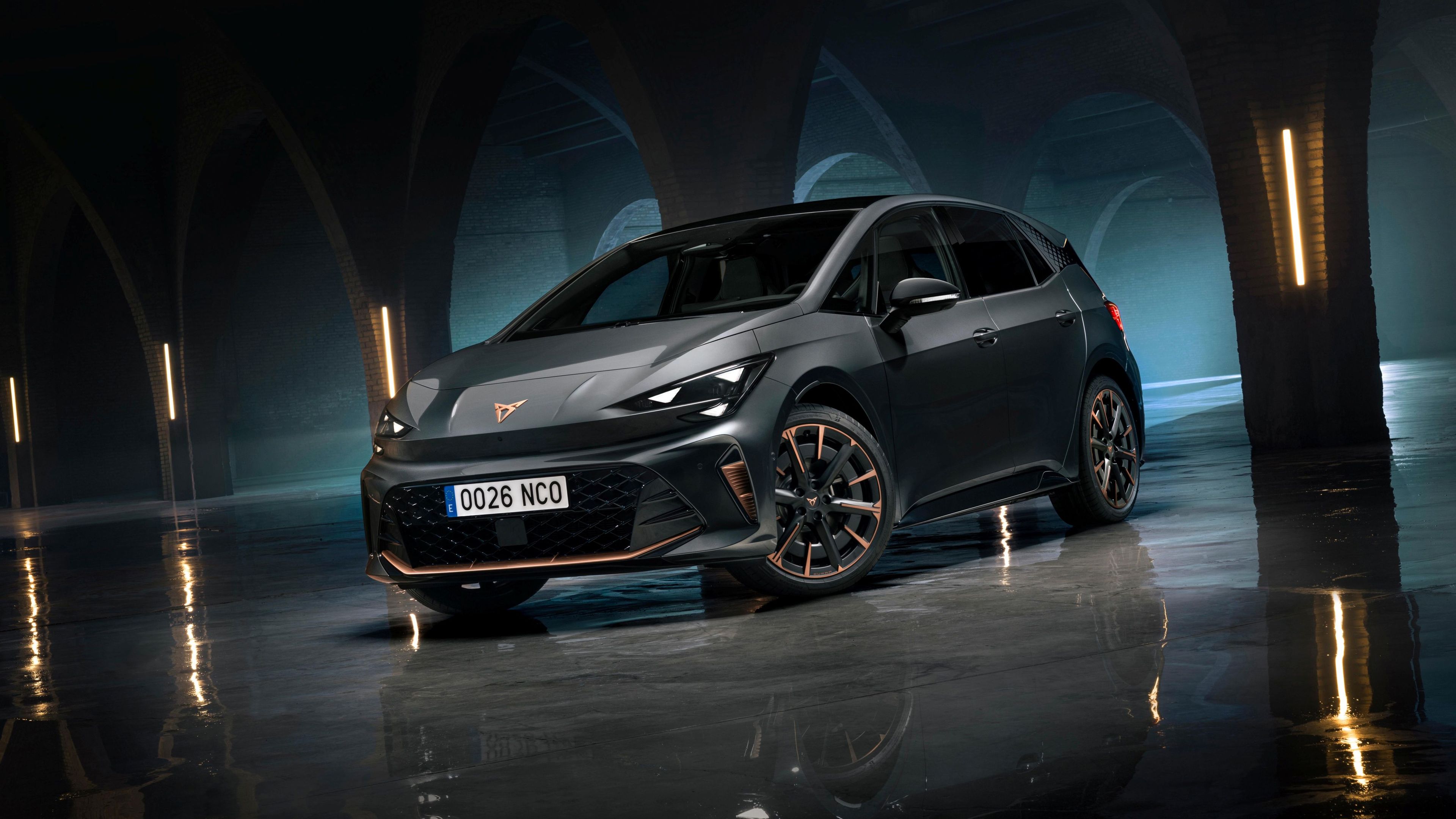 Nový CUPRA Born v tmavom podzemí s klenbami a jemným osvetlením.