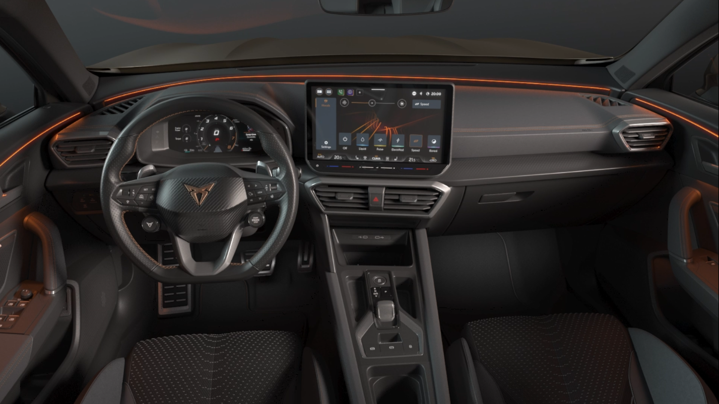 Pohľad do interiéru CUPRA Formentor 2024 s ambientným osvetlením v priestore pre vodiča so stredovou konzolou.