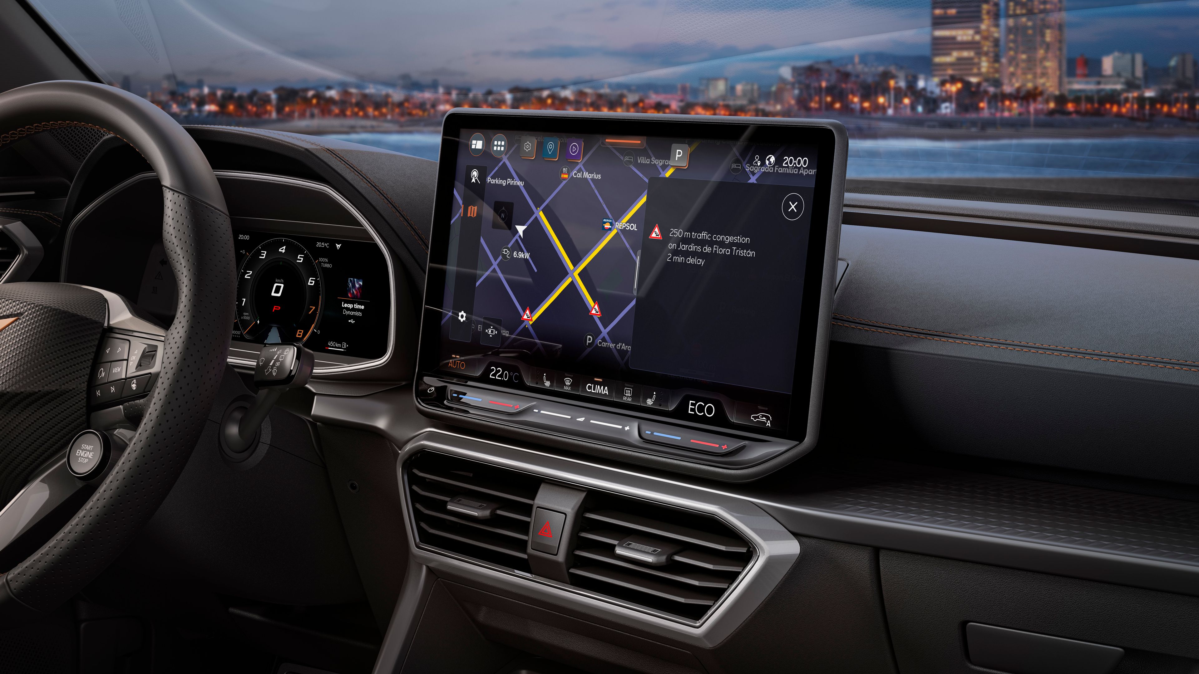 Interiér moderného automobilu s veľkým dotykovým displejom na palubnej doske. Na displeji je zobrazená mapa navigácie. V pozadí za oknom auta sú vidieť budovy mesta pri vode.