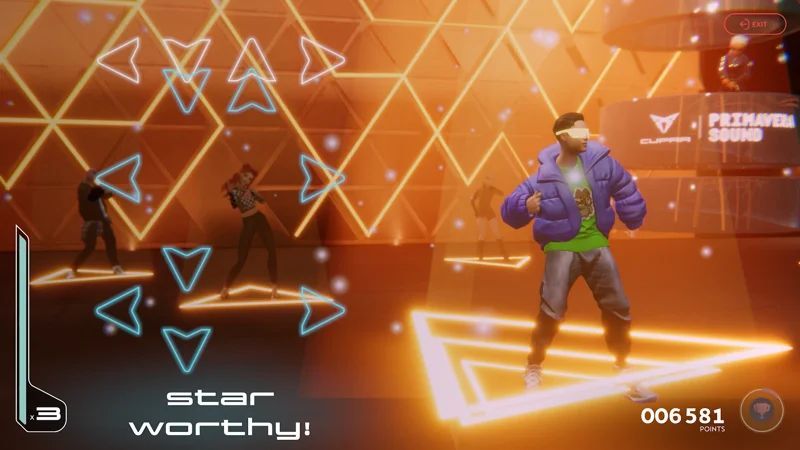 Na obrázku je hra, v ktorej dvaja ľudia tancujú na svietiacich platformách v futuristickej miestnosti. Na obrazovke sú rôzne grafické prvky a šípky naznačujúce smer pohybu. Text na obrázku hovorí "star worthy!" s bodovým skóre 006581.