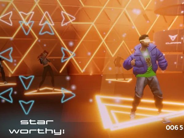 Na obrázku je hra, v ktorej dvaja ľudia tancujú na svietiacich platformách v futuristickej miestnosti. Na obrazovke sú rôzne grafické prvky a šípky naznačujúce smer pohybu. Text na obrázku hovorí "star worthy!" s bodovým skóre 006581.