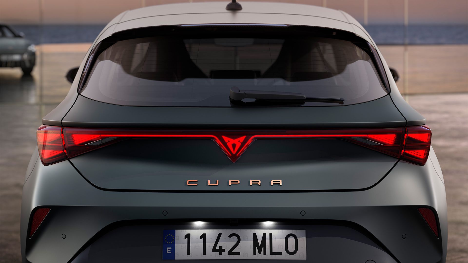CUPRA Leon 2024 hybridný automobil, zadné LED svetlá po celej šírke vozidla.