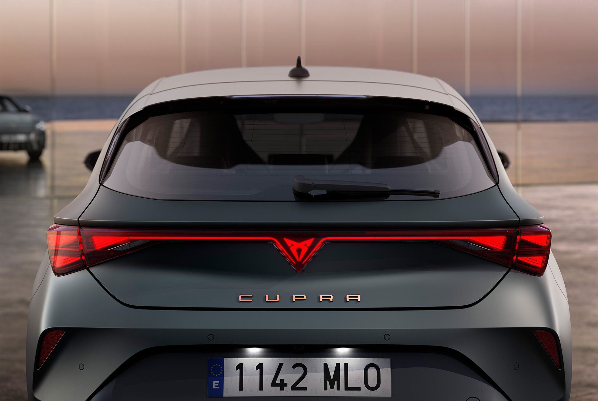 CUPRA Leon 2024 hybridný automobil, zadné LED svetlá po celej šírke vozidla.