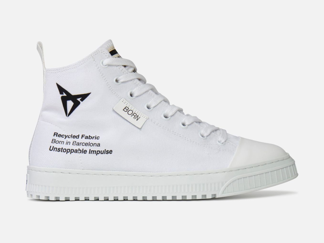 Biela teniska s nápisom "Recycled Fabric Born in Barcelona Unstoppable Impulse" na boku. Na boku je aj malý obdĺžnikový štítok s nápisom "BORN". Teniska má biele šnúrky a bielu podrážku.