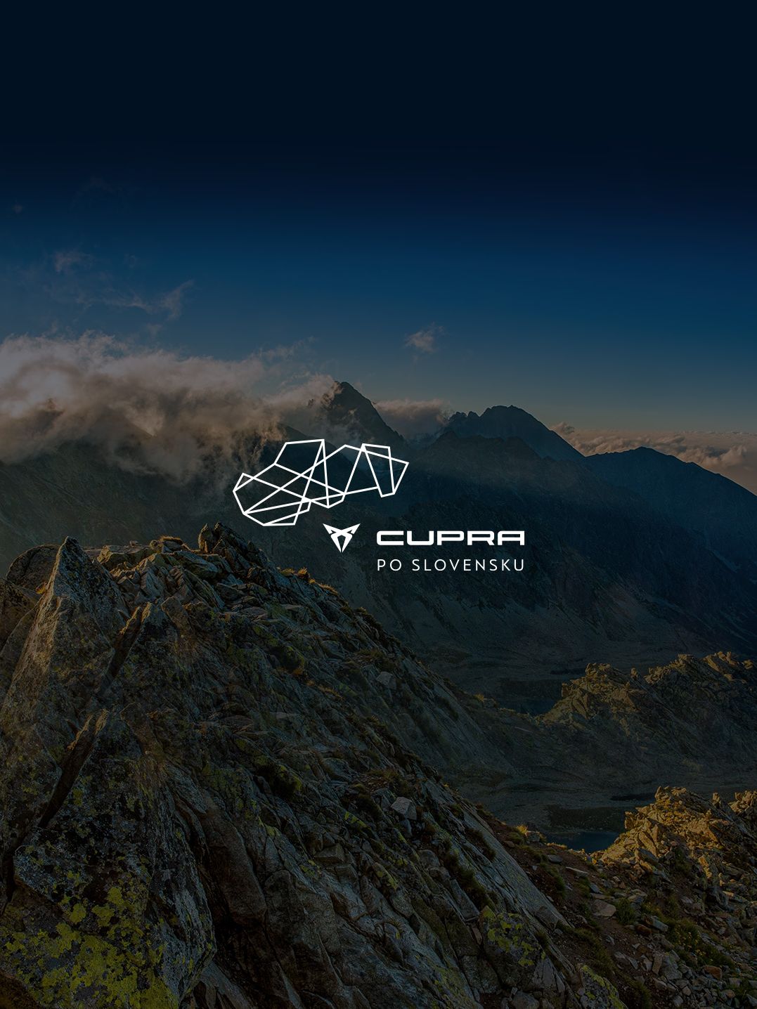 Pohľad na vysoké horské štíty a údolia počas západu slnka. V strede je logo značky CUPRA s nápisom "CUPRA PO SLOVENSKU". Scenéria zahŕňa skaly a vegetáciu osvetlenú zapadajúcim slnkom.
