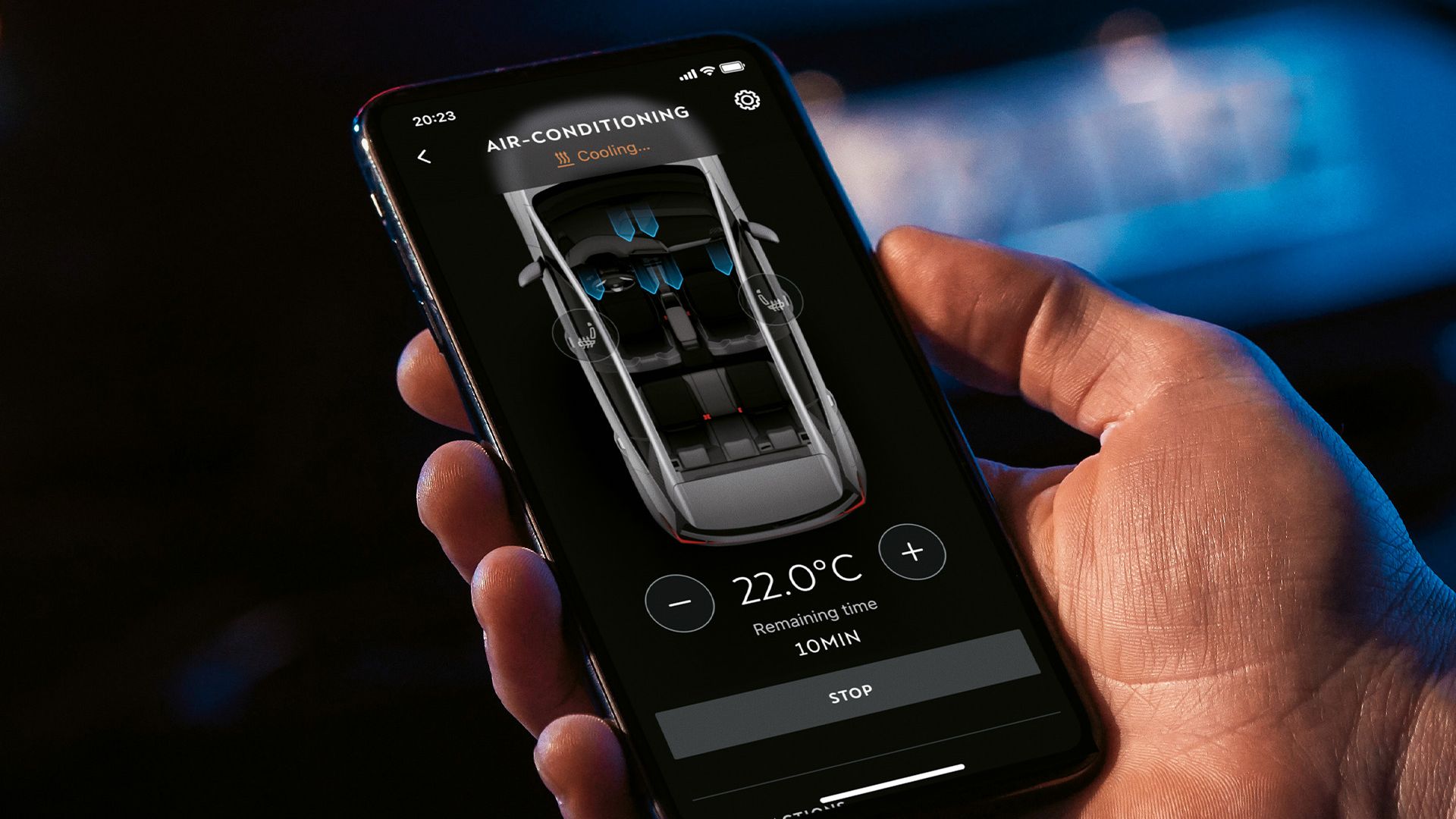 Pohľad na smartfón s aplikáciou My CUPRA v ruke človeka.