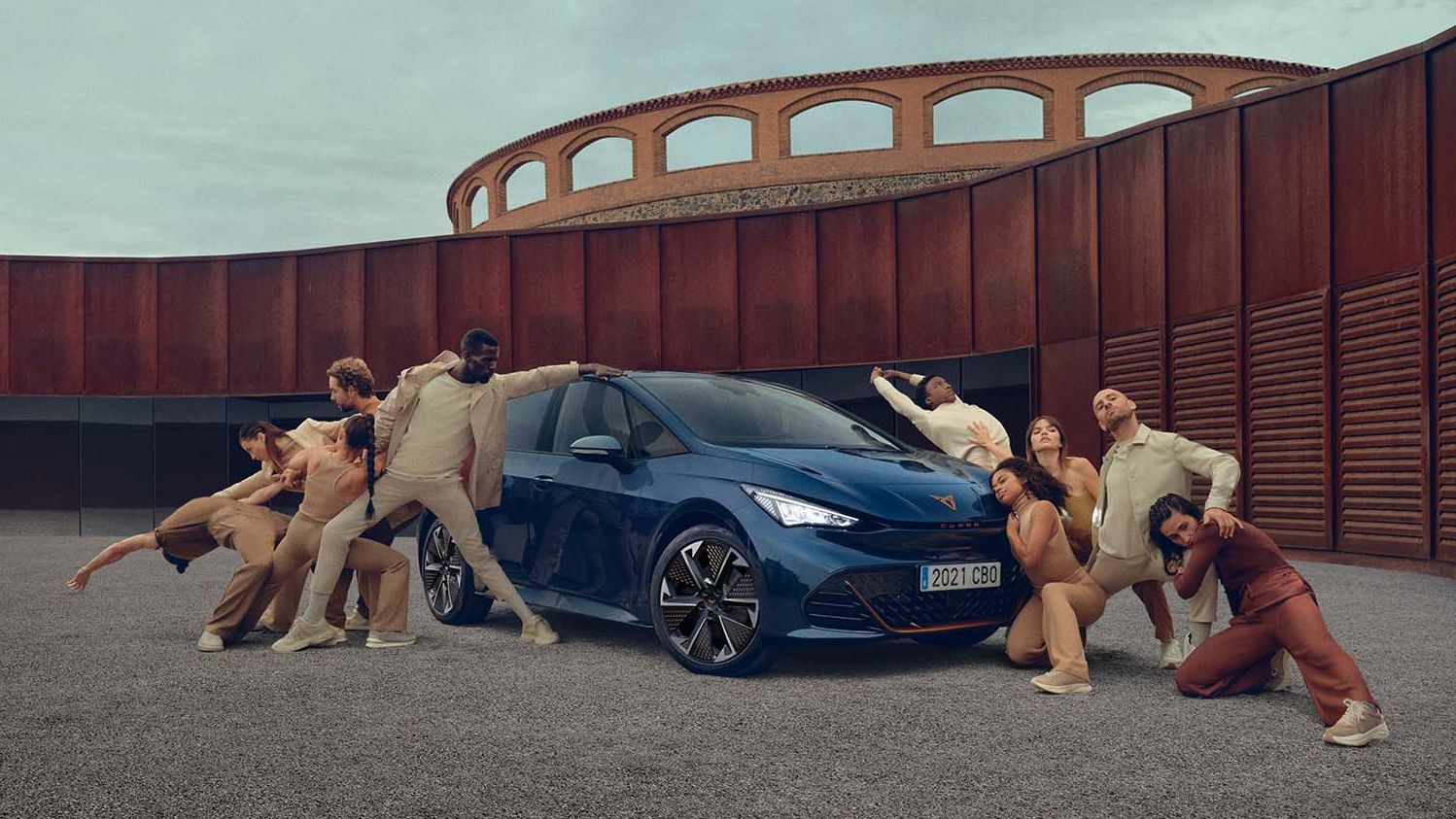Ľudia pózujú okolo modelu CUPRA Born v modrom lakovaní Aurora