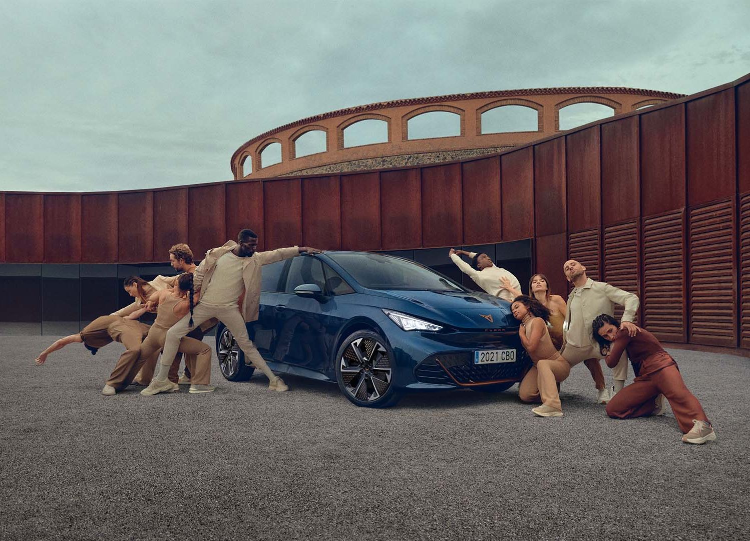 Ľudia pózujú okolo modelu CUPRA Born v modrom lakovaní Aurora