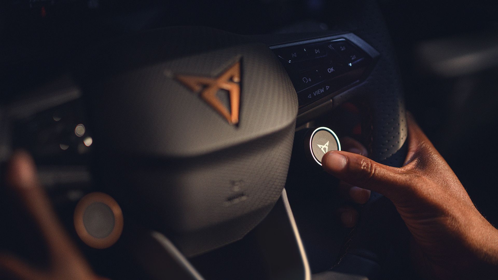 Pohľad na multifunkčný volant so satelitnými tlačidlami v interiéri CUPRA Born 