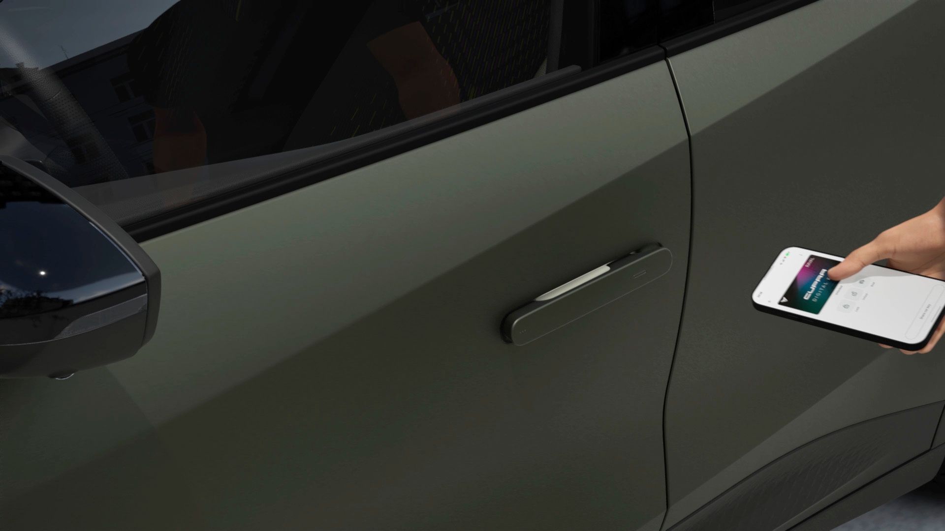 Detailný záber na model CUPRA Raval VZ v mangánovo-zelenej farbe so zameraním na funkciu digitálneho kľúča, ovládanú prostredníctvom smartfónu.