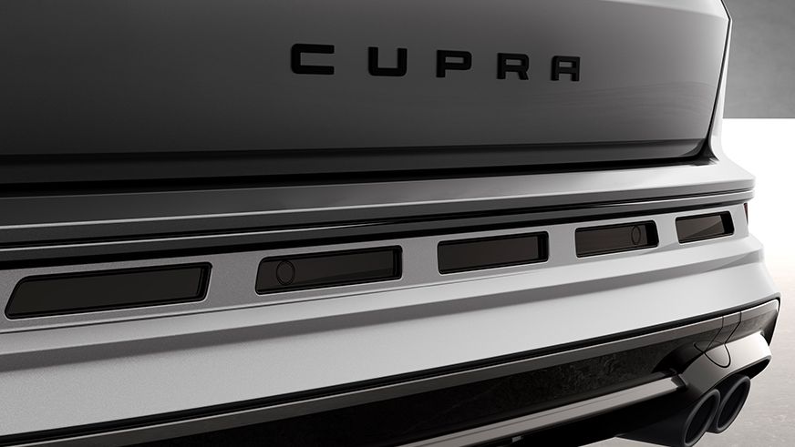 Detail zadnej časti auta CUPRA so zameraním na výfuky, zadný nárazník a zadné svetlá. Elegantný dizajn s modernými črtami.