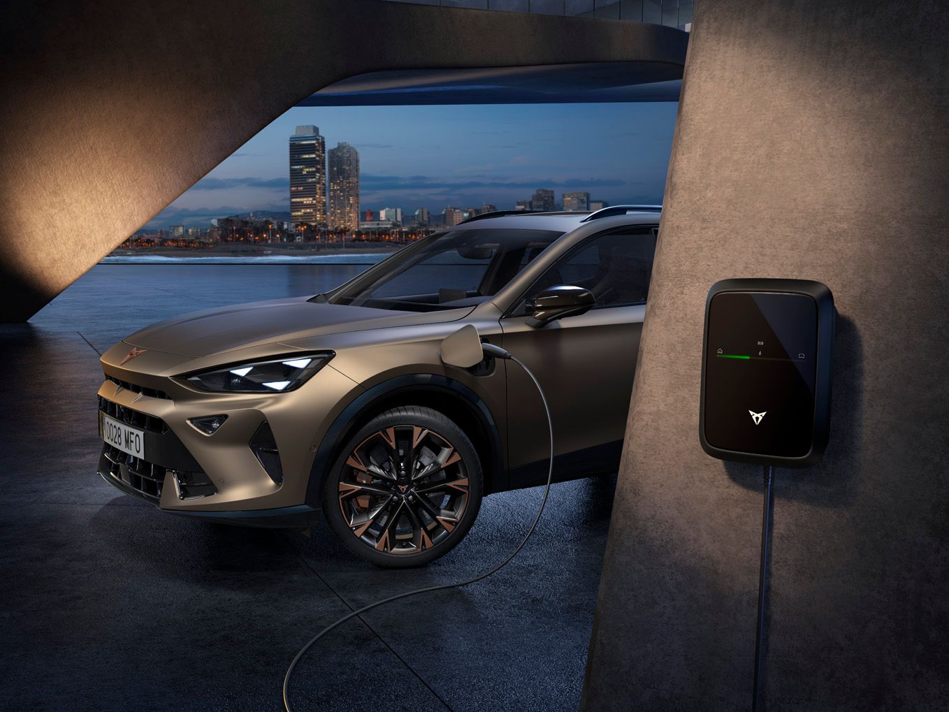 CUPRA Formentor pri nabíjaní na parkovisku pri modernej budove. V pozadí je výhľad na panorámu mesta.