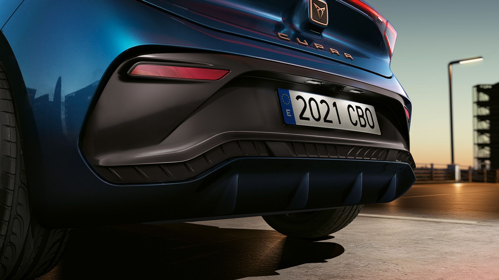 CUPRA Born v modrom lakovaní Lava pohľad na zadný nárazník.