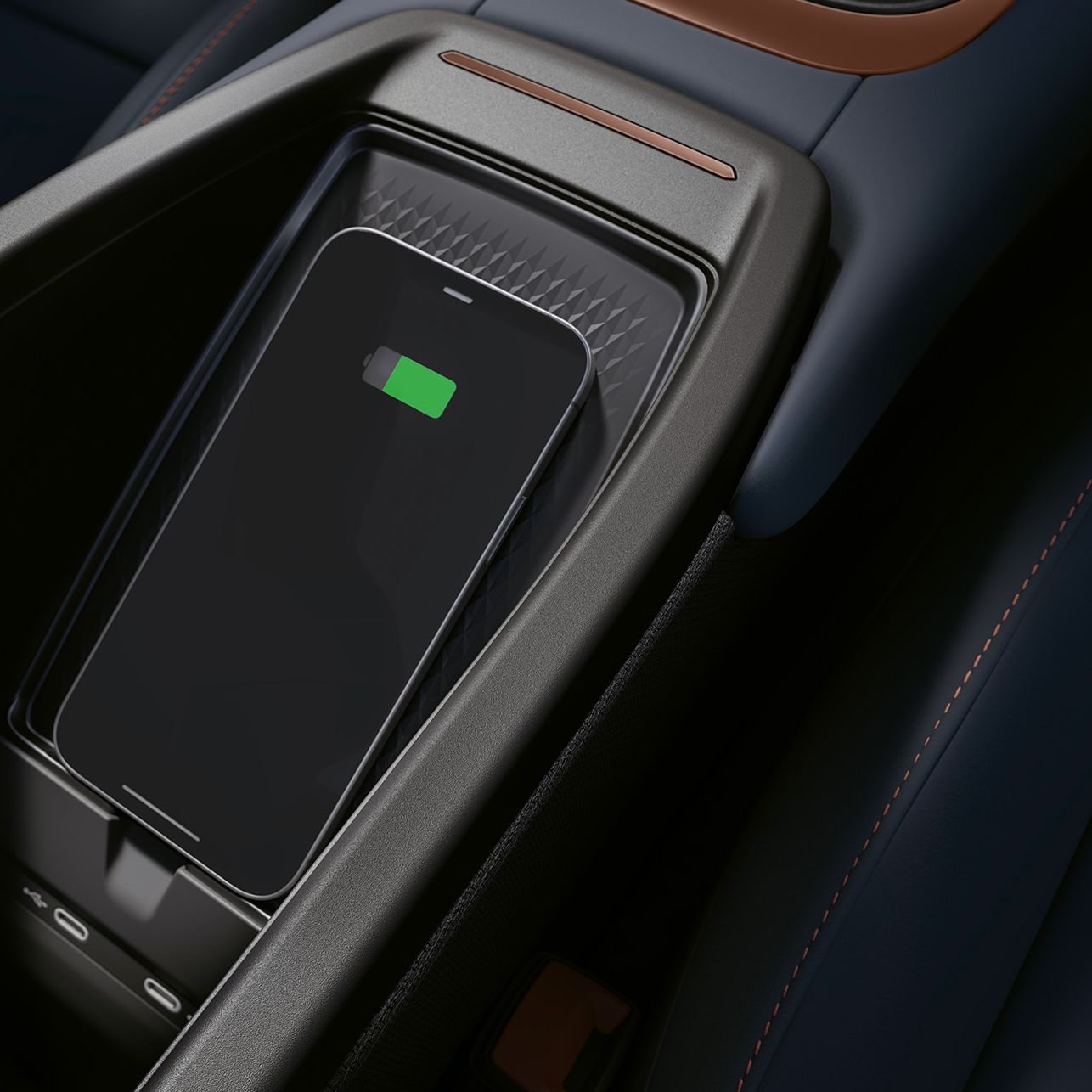 Smartfón je pripojený ku bezdrôtovému nabíjaniu v modeli CUPRA Born 