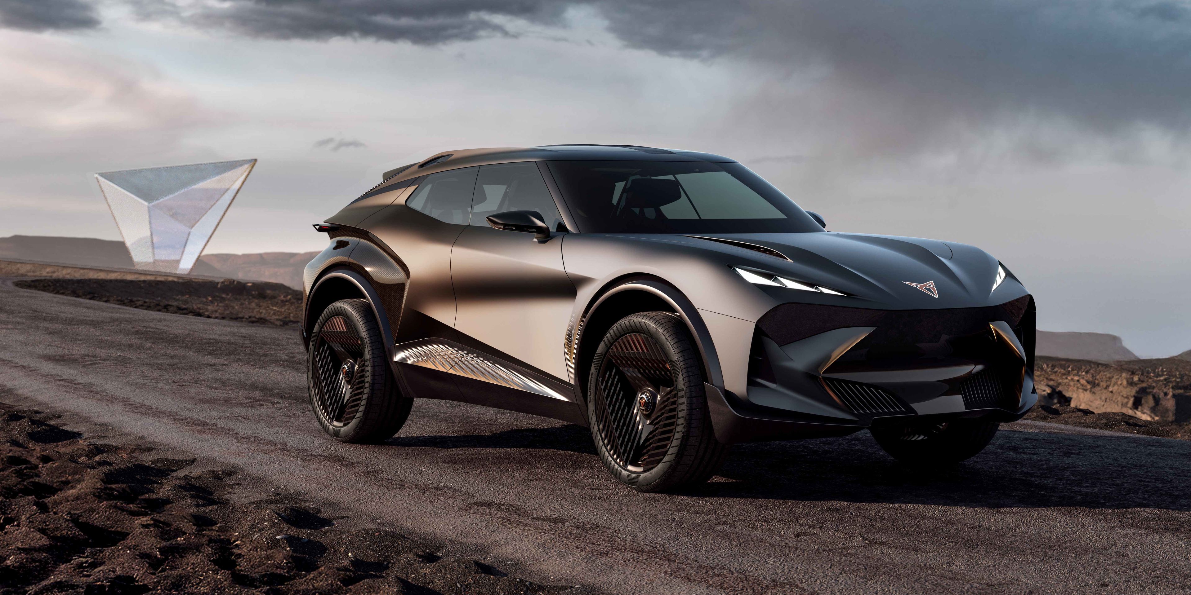 Moderné, športové SUV na prašnej ceste. Auto má zlato-čierny odtieň a futuristický dizajn. V pozadí sa nachádza priehľadný geometrický objekt a skalnatá krajina.