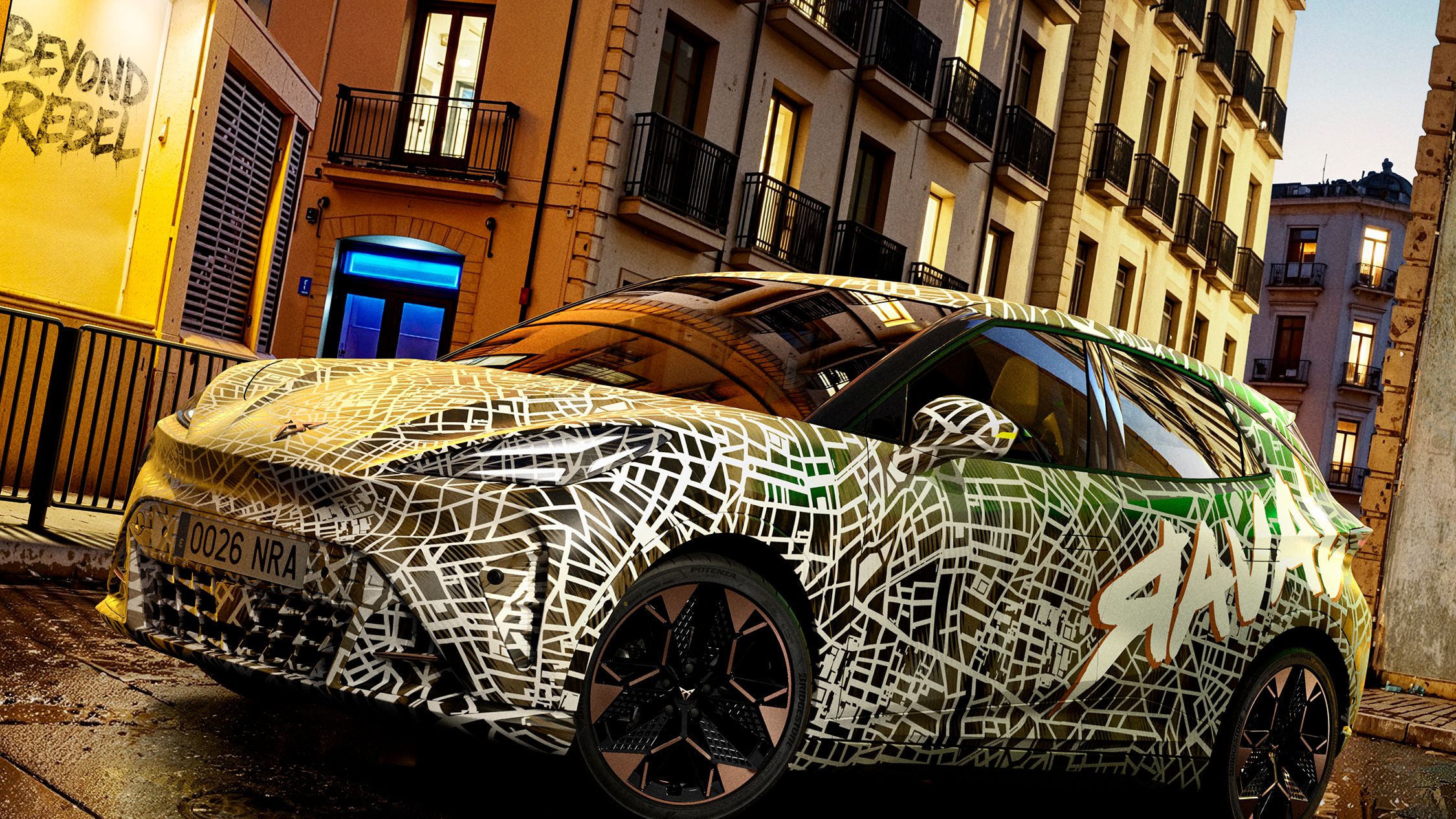 Raval s maskovacou fóliou v nočnom meste