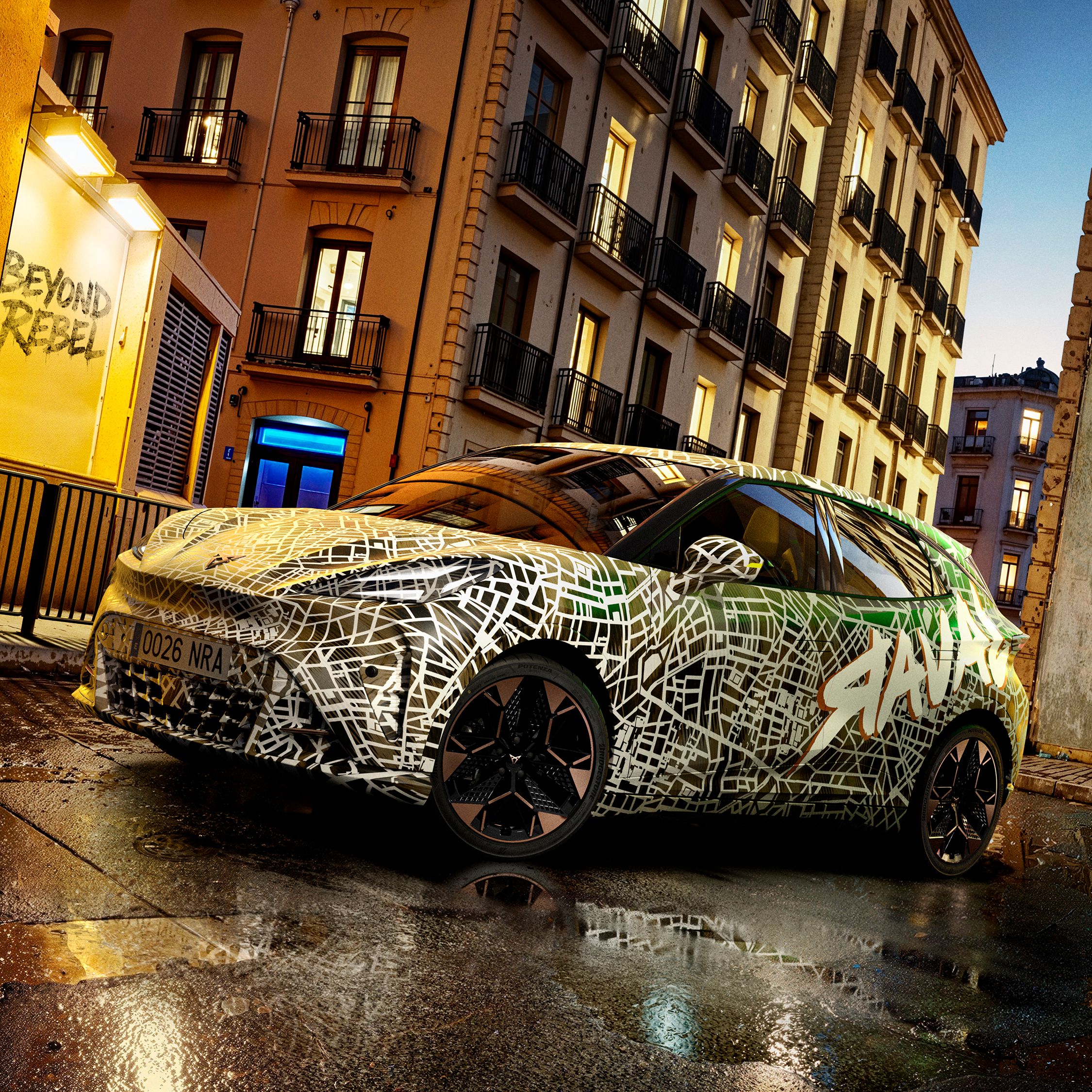 Raval s maskovacou fóliou v nočnom meste