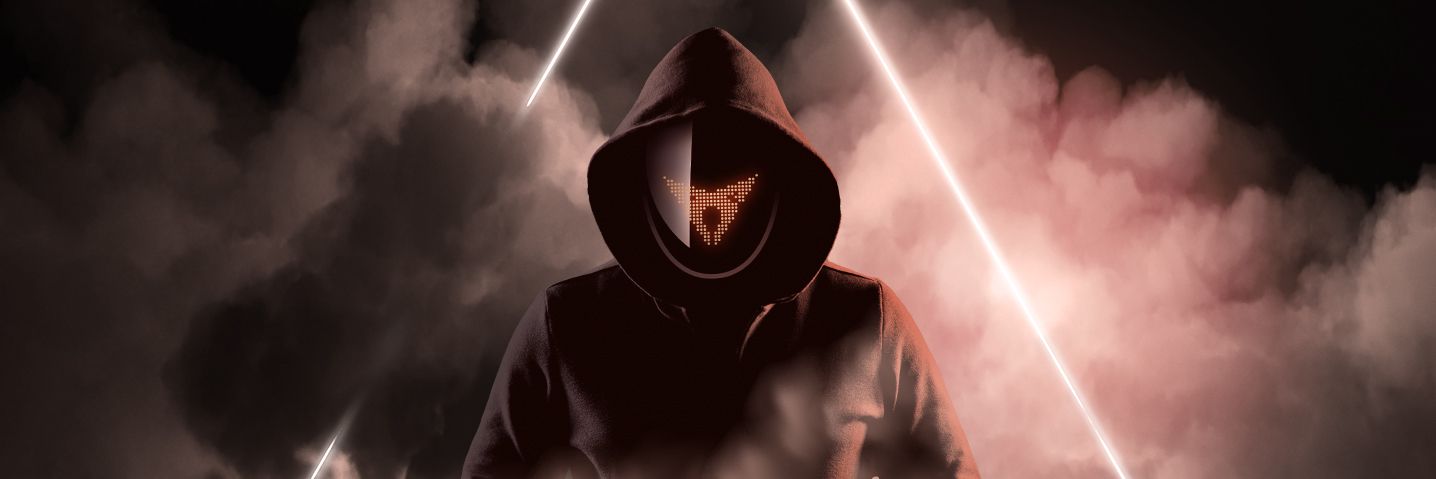 Osoba v tmavej mikine s kapucňou stojí pred svetelným trojuholníkom, ktorý je obklopený hmlou. Nie je vidieť celú tvár, len masku s logom CUPRA a kapucňu. Atmosféra pôsobí tajomne.