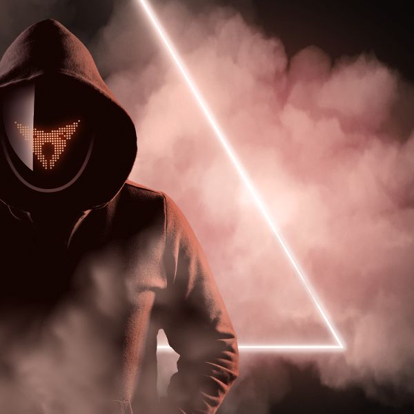 Osoba v tmavej mikine s kapucňou stojí pred svetelným trojuholníkom, ktorý je obklopený hmlou. Nie je vidieť celú tvár, len masku s logom CUPRA a kapucňu. Atmosféra pôsobí tajomne.