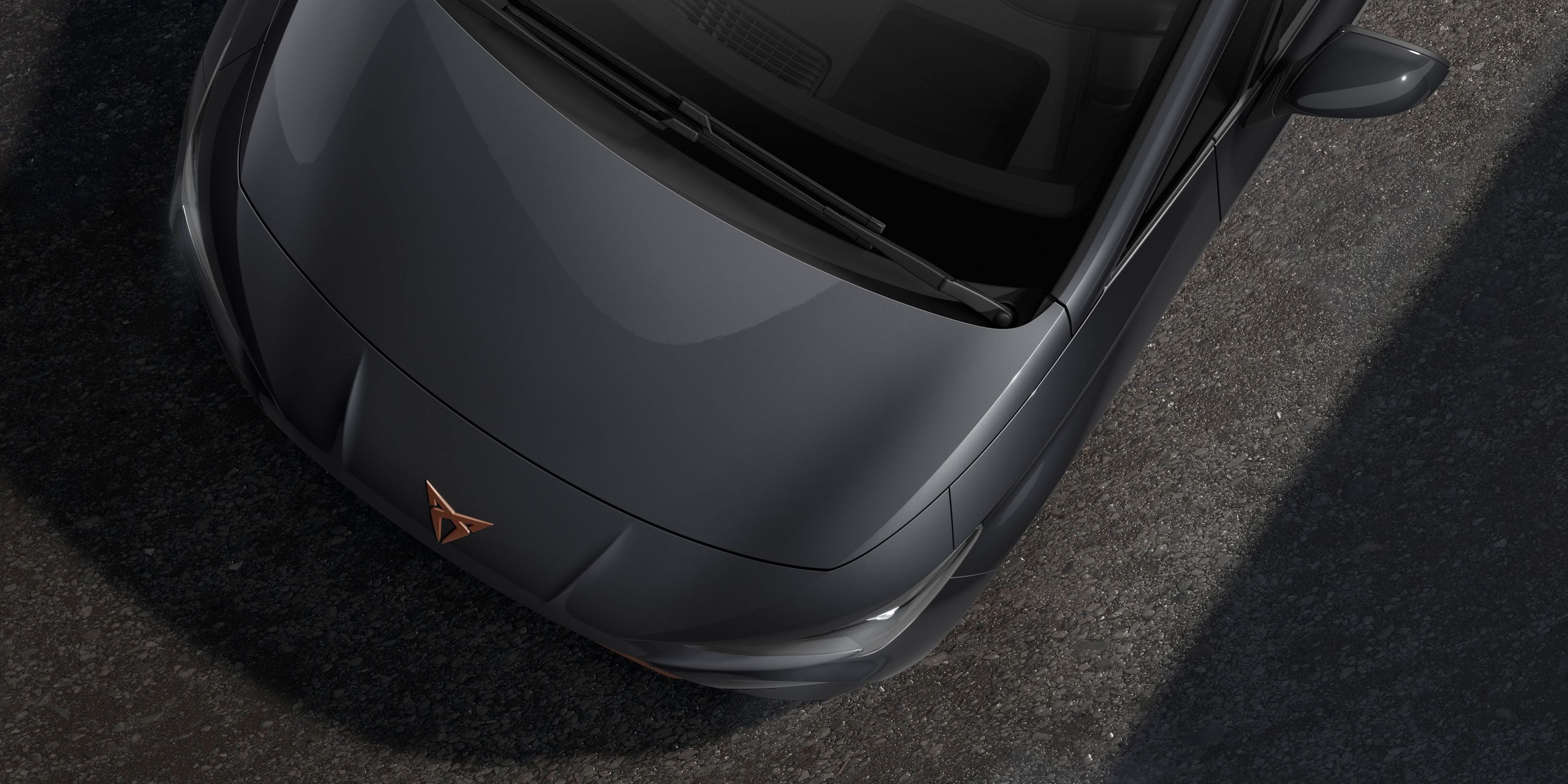 Detailný pohľad na model CUPRA Born v sivom odtieni Tambora metalíza.