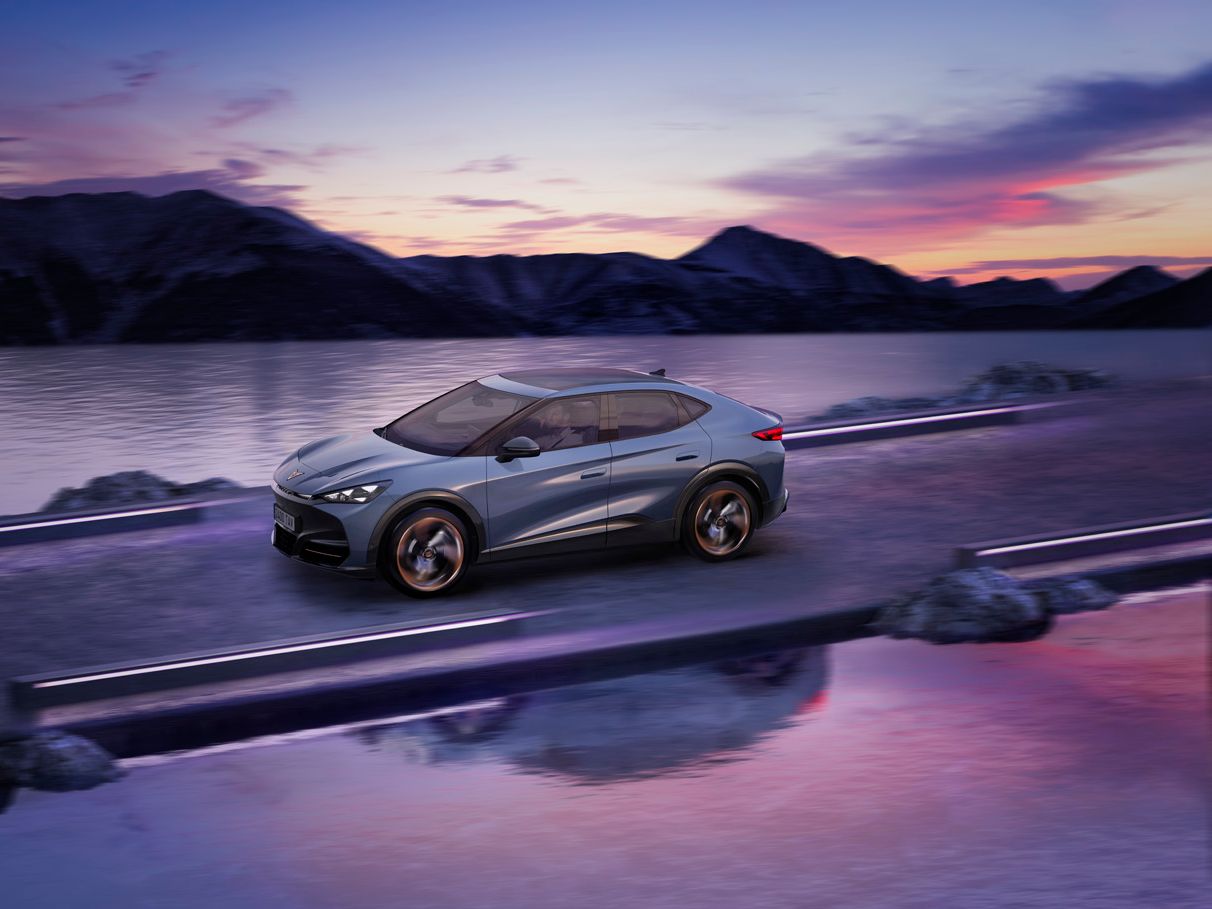 CUPRA Tascavan počas jazdy na ceste, ktorá predeľuje vodnú plochu. 